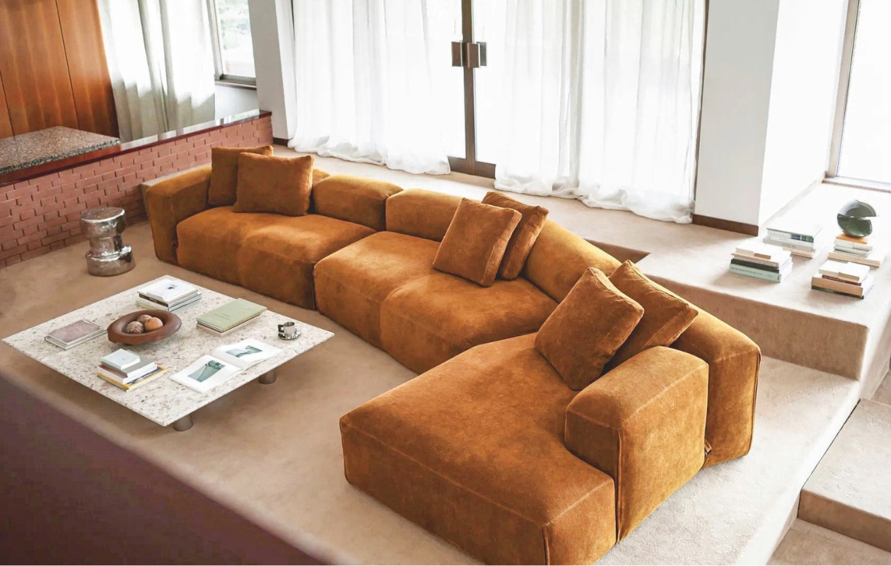 Tacchini bank Le Mura XL, ontworpen door Mario Bellini, 490x260 cm (bxd), prijs op aanvraag (tacchini.it). stijlvol wonen 8-2025 | tekst Lisette Gerbrands