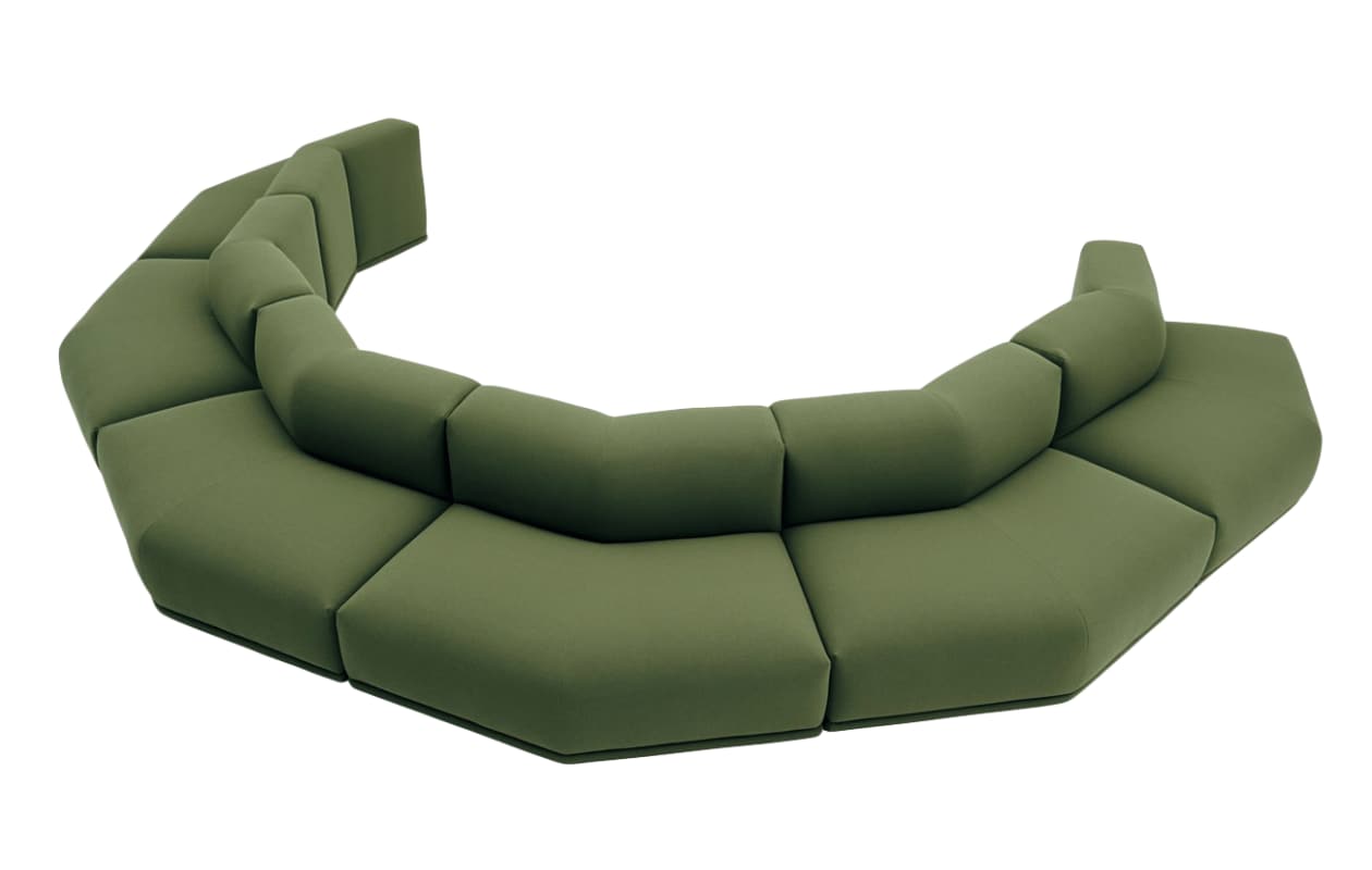 Muuto bank Connect Modular, 948x113x70 cm (bxdxh), hier opgebouwd uit ‘knikken naar buiten’ € 14.232,60 (muuto.com). stijlvol wonen 8-2025 | tekst Lisette Gerbrands