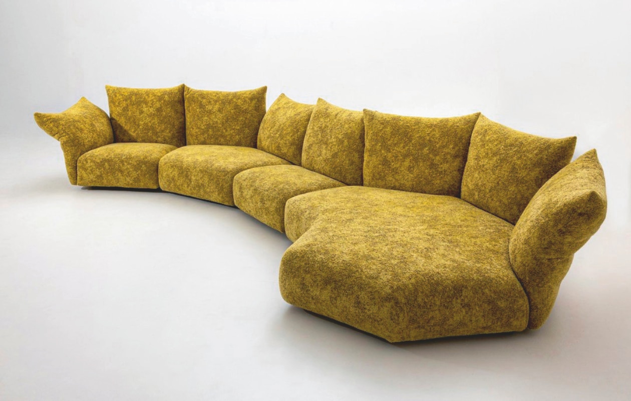 Edra bank Standard, ontworpen door Francesco Binfaré, 96-112x40 cm (bxh) €17.040,- (edra.com). stijlvol wonen 8-2025 |  fotografie Alessandro Moggi | tekst Lisette Gerbrands