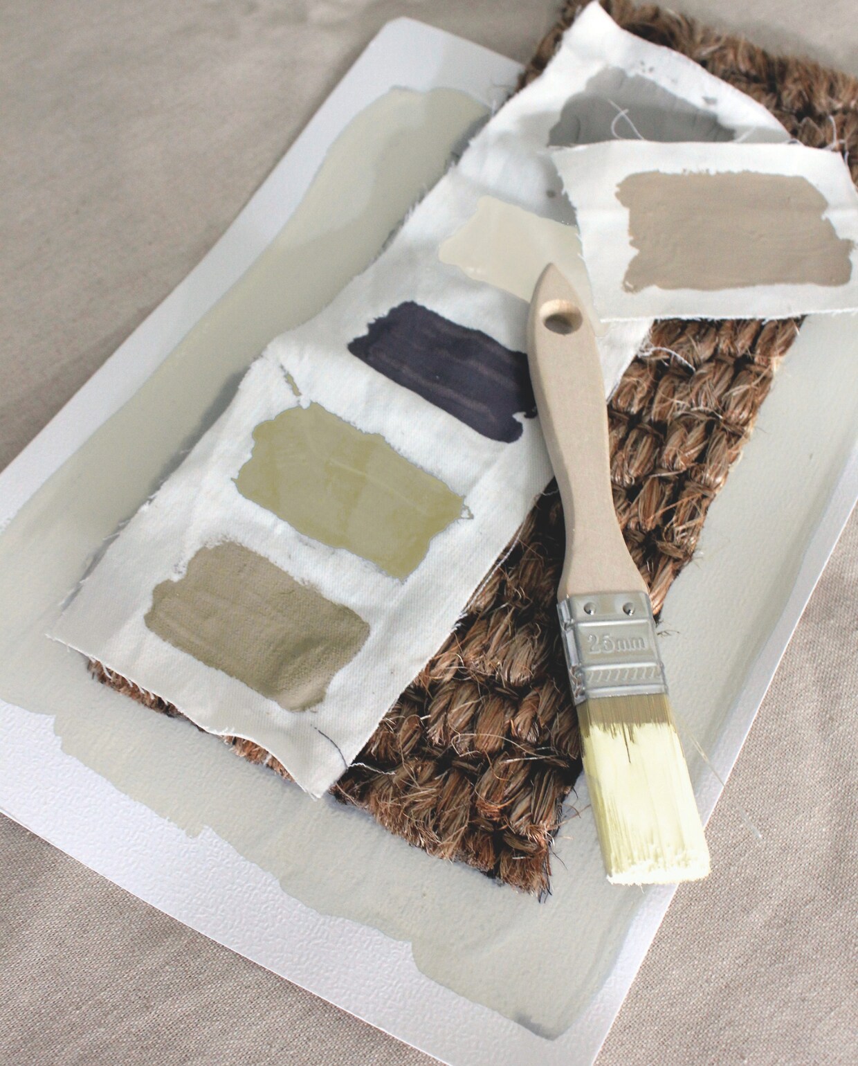 Moss No. 41(vestingh.nl).<Natural(cartecolori.nl).<Pavilion Gray(farrow-ball.com).>Silent White(littlegreene.eu).>Lively Linen (flexa.nl).<Oliva CC031(cartecolori.nl). vtwonen Landelijk 08-2025 | fotografie Elsa Young | productie Living Inside