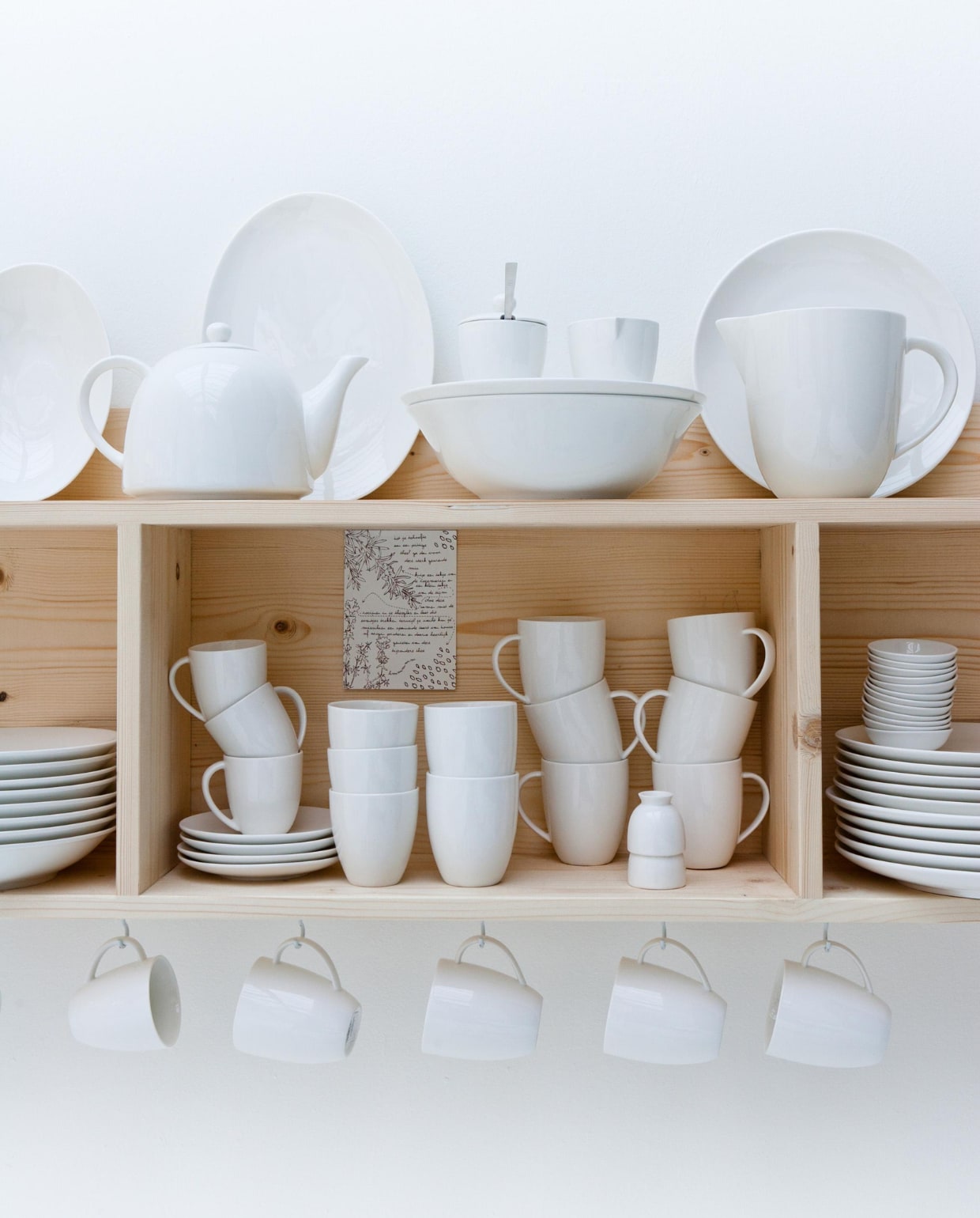 Shop op shop.vtwonen.nl: divers vtwonen servies, porselein, wit, bijvoorbeeld mokken met oor, 250 ml, set van 6 € 25,-. vtwonen