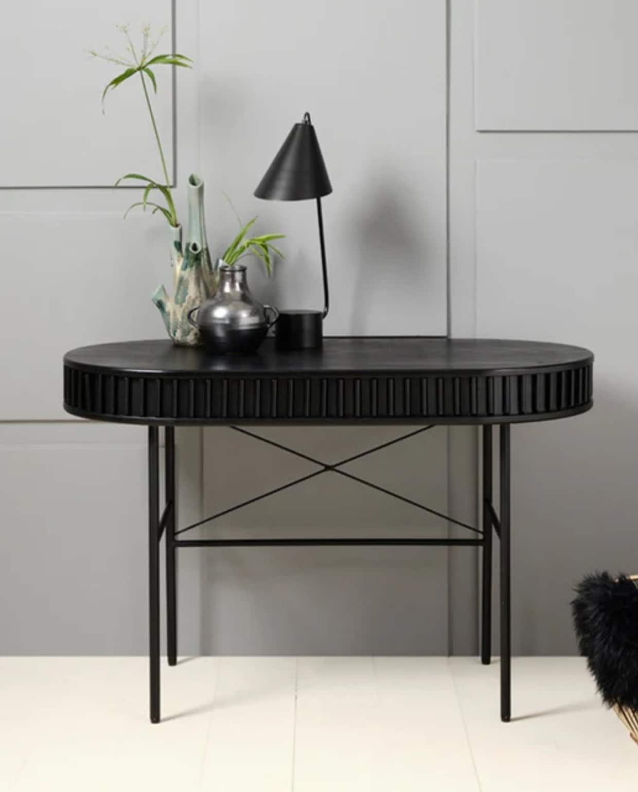 Shop op shop.vtwonen.nl: Olivine bureau Redmer, eiken, zwart € 732,-. Olivine