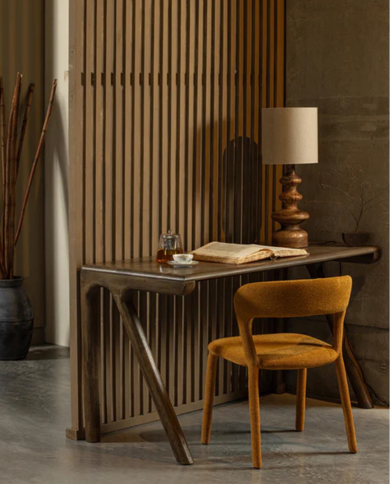 Shop op shop.vtwonen.nl: Woood bureau Tug, mangohout, walnoot € 399,-. Woood