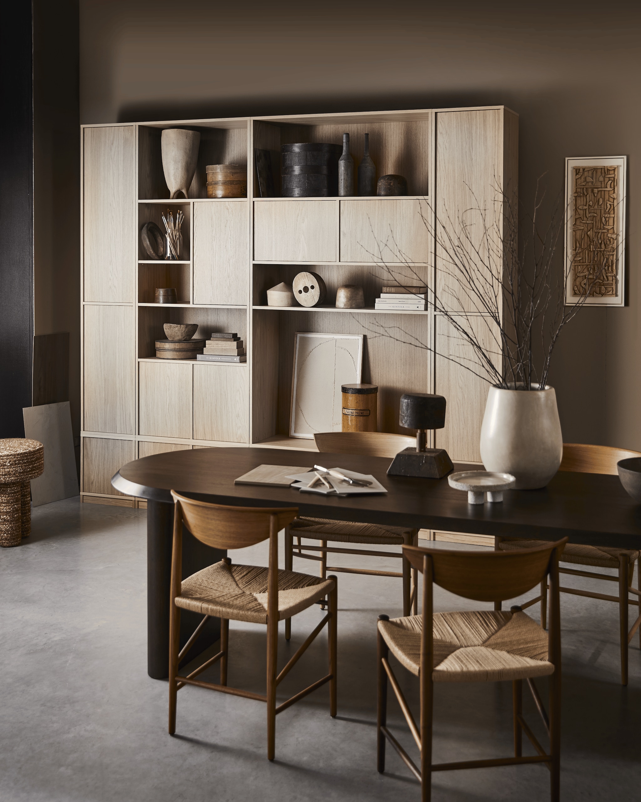 Kast Modulair zoals afgebeeld 267x40x243 cm (bxdxh) € 3372,-. M.m.v. vtwonen.nl (eettafel Ellips van vtwonen, verkrijgbaar vanaf februari 2023), andtradition.com (eiken eetkamerstoelen Drawn), reliefart.nl (schilderij op wand van Sintia Liefveld), prinsheerlijk- antiek.nl (houten hoedenmallen, houten opbergdozen, tinnen flessen), urbannatureculture.com (schilderij in kast, grote vaas links in kast, plateau op poten), edha-interieur.nl (poef), householdhardware.nl (tadelakt vaas op tafel), pure-original.com (muurverf Cubist Grey). Overig privébezit. vtwonen 01-2023 | Productie: Tanja Saarberg | Styling: Cleo Scheulderman | Fotografie: Jeroen van der Spek