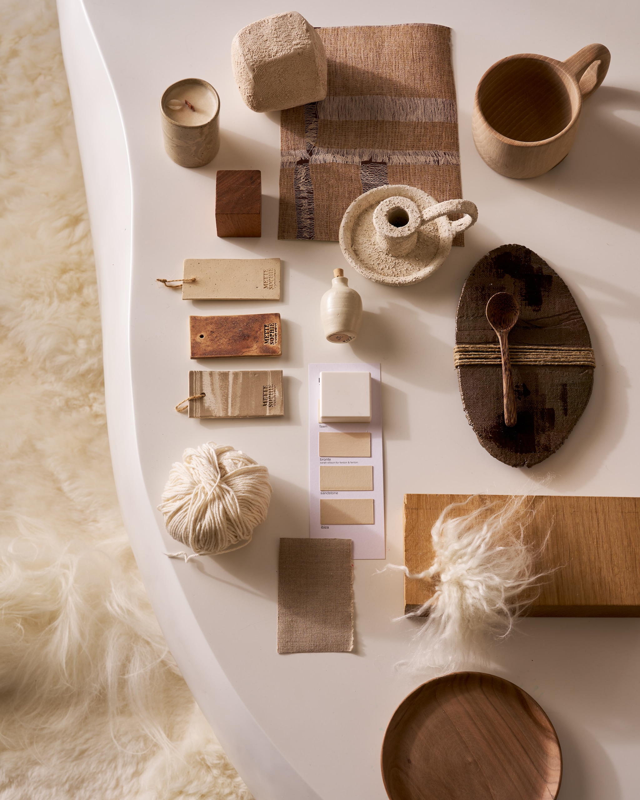 Sukha beker, hout € 20,-, flesje, keramiek € 49,-, Fant kunstwerk, keramiek met jute, prijs op aanvraag, bord, hout € 18,- (sukha.nl). Mette Sophie labels, keramiek, steen Crane, keramiek, prijs op aanvraag, geurkaars in beker, keramiek € 30,- (mettesophie.com). Fijnhout houtstalen (fijnhout.nl). Élitis behang Cybele Portee par la Nature, VP100914, 70 cm x 10 m, per rol € 185,- (elitis.fr). Vachtenspecialist schapenvacht vloerkleden, melange wit, 180x120 cm (lxb) € 695,- (vachtenspecialist.nl). Overig privébezit. vtwonen 12-2025 | styling Cleo Scheulderman | fotografie Jeroen van der Spek