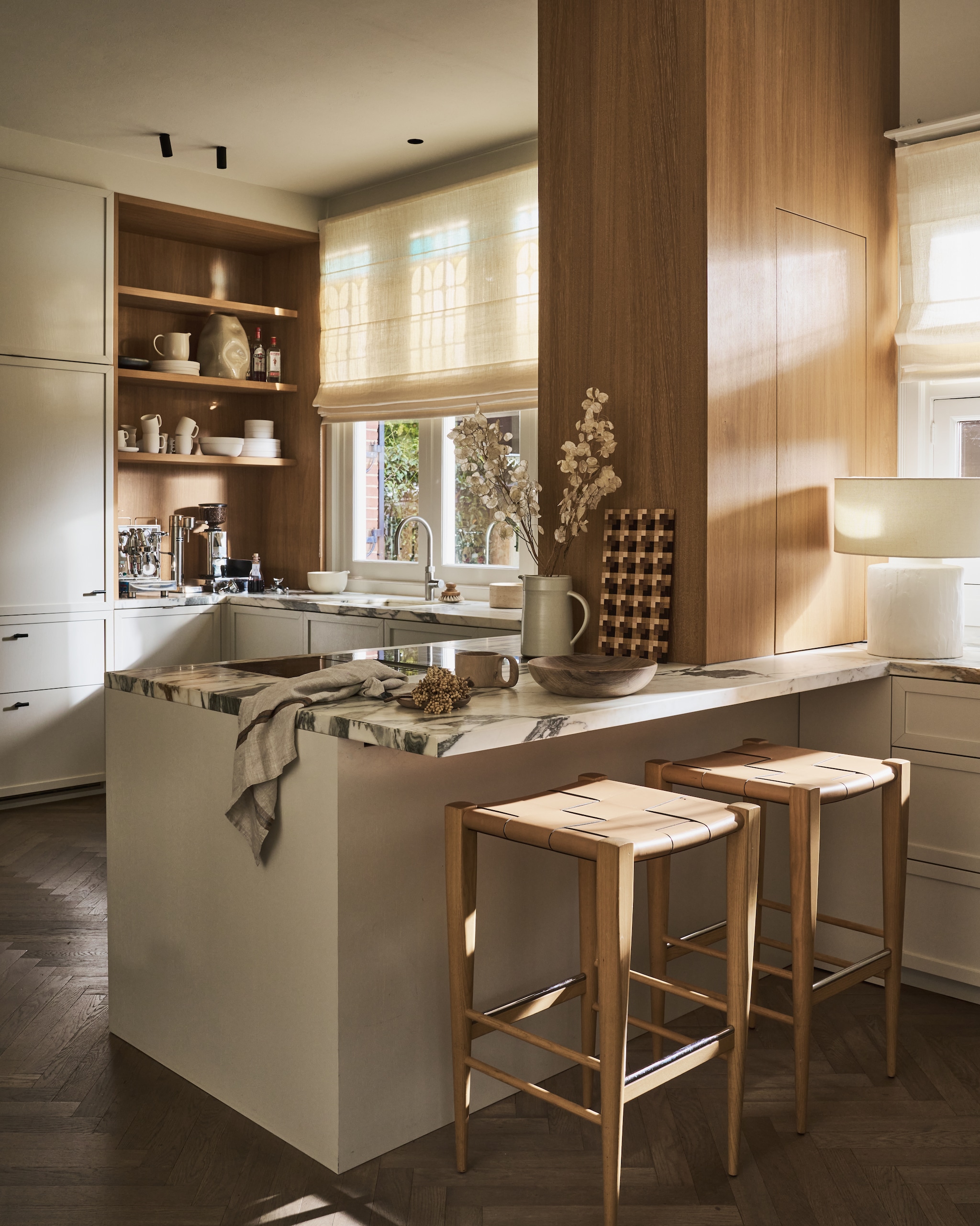 Van Venrooij Interieurbouw keuken, maatwerk (vanvenrooij-interieurbouw.nl). Best Wel Hip barkrukken Vincent, hout en leer, 45x45x77 cm (bxdxh)€ 750,- (bestwelhip.nl). Urban Nature Culture tafellamp Masson, wit, katoen en keramiek € 189,- (shop.vtwonen.nl). Libeco theedoek Dock Nairobi, linnen, oatmeal€ 27,50, kan, keramiek, grijs€ 149,-, bordje, hout € 18,-, schaal, hout, beker, hout (sukha.nl). By Von Hebel snijplank, ingelegd hout € 300,- (frozenfountain.com). Overig privébezit. vtwonen 12-2025 | styling Cleo Scheulderman | fotografie Jeroen van der Spek