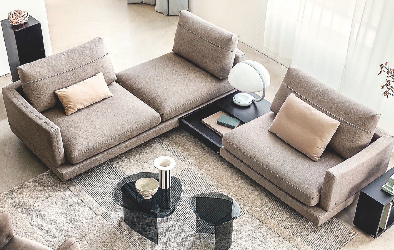 Rolf Benz bank Sina, 286x98x85 cm (bxdxh), prijs op aanvraag (rolf-benz.com). stijlvol wonen 8-2025 | tekst Lisette Gerbrands