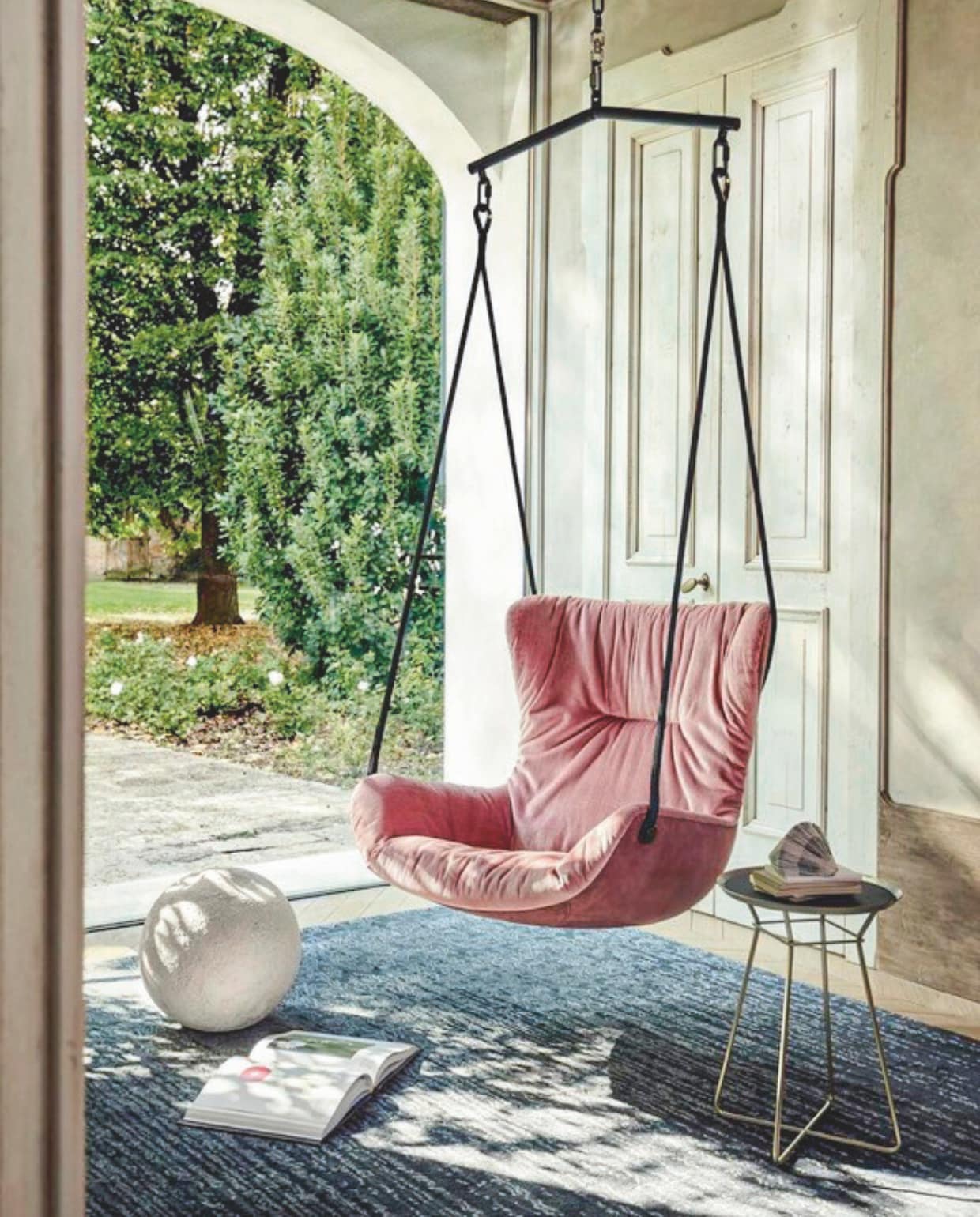 Freifrau schommelstoel Leya Wingback, 70x90x81, prijs op aanvraag (freifrau.com). stijlvol wonen 8-2025 | tekst Lisette Gerbrands