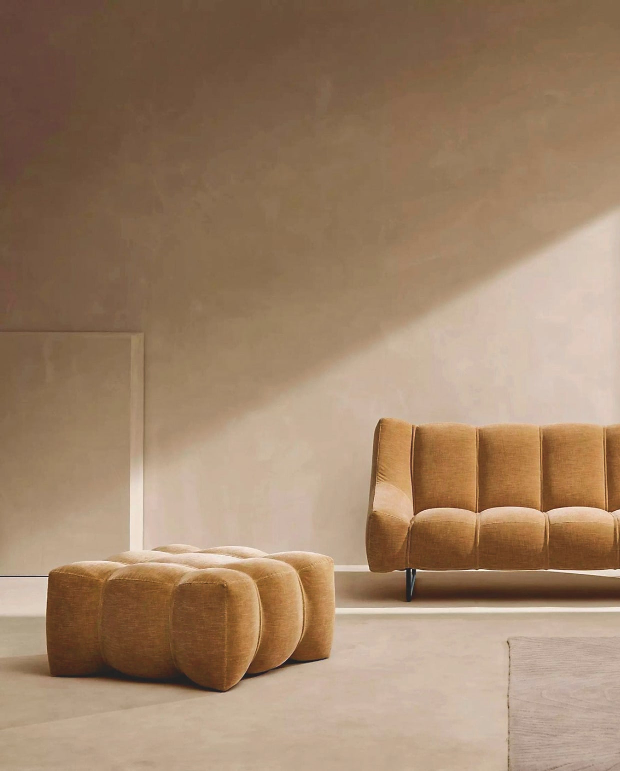 BoConcept bank Nawabari, ontworpen met architect Bjarke Ingels, 173,5x102x86,5 cm (bxdxh) € 3759,- (boconcept.com). stijlvol wonen 8-2025 | tekst Lisette Gerbrands