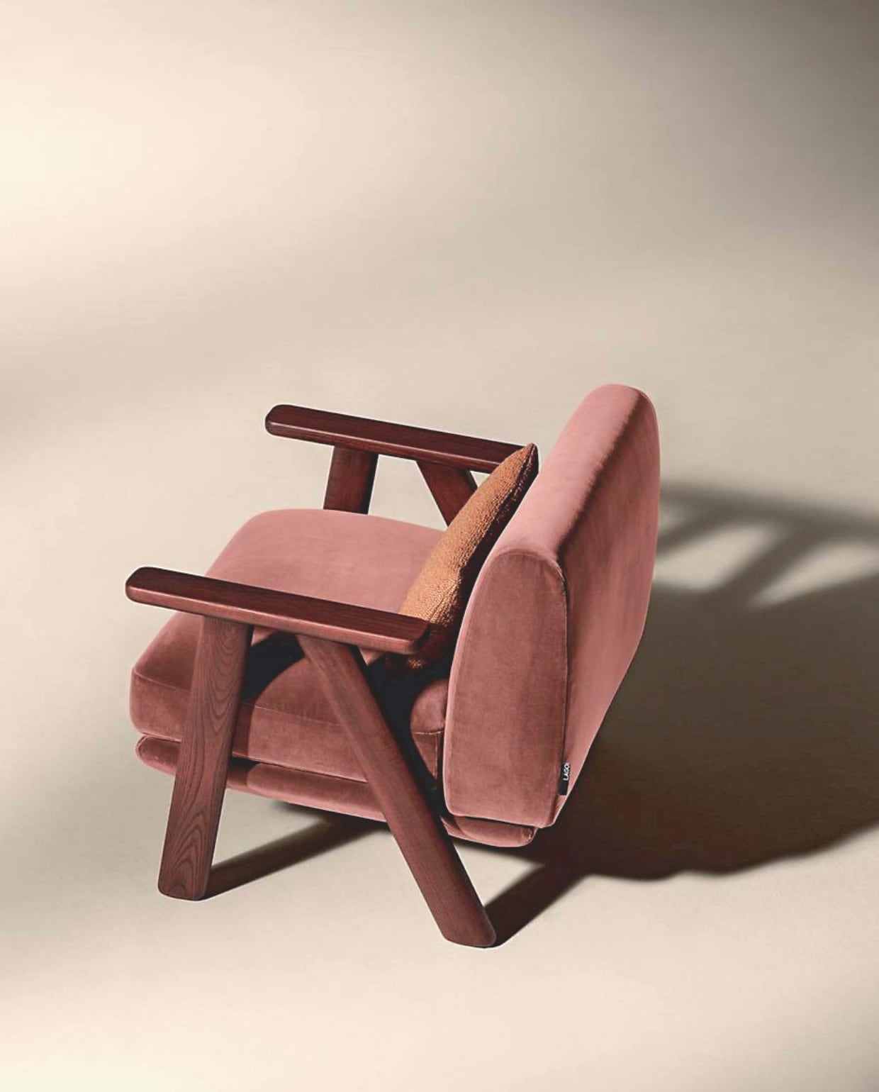 Lago fauteuil Altana, velours, ontworpen door Monica Armani, 73x71x70 cm (bxdxh), prijs op aanvraag (lagodesign.com). stijlvol wonen 8-2025 | tekst Lisette Gerbrands