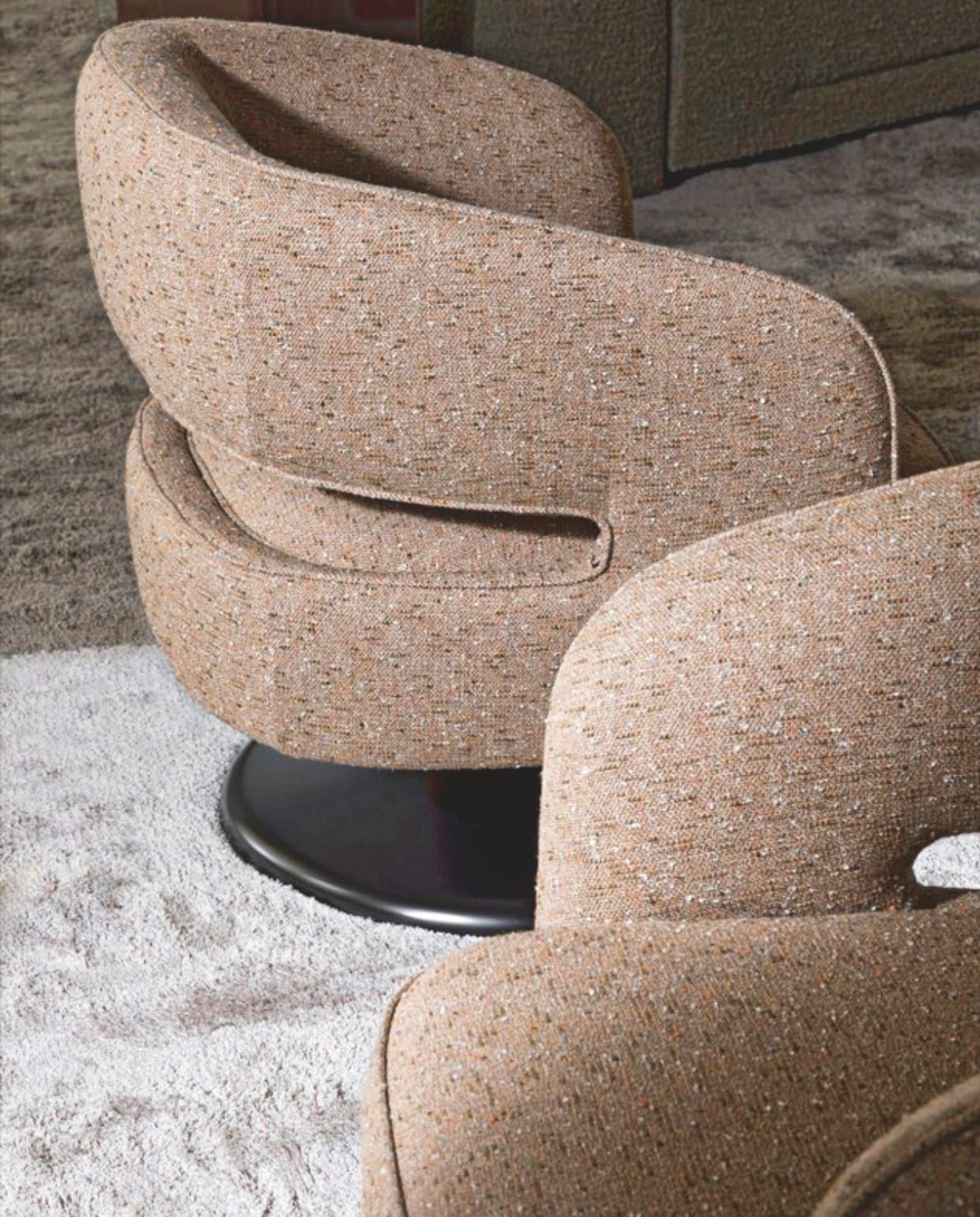 Molteni &C fauteuil Linea, ontworpen door Vincent Van Duysen, 78x76x74 cm (bxdxh), prijs op aanvraag (molteni.it).  stijlvol wonen 8-2025 | tekst Lisette Gerbrands