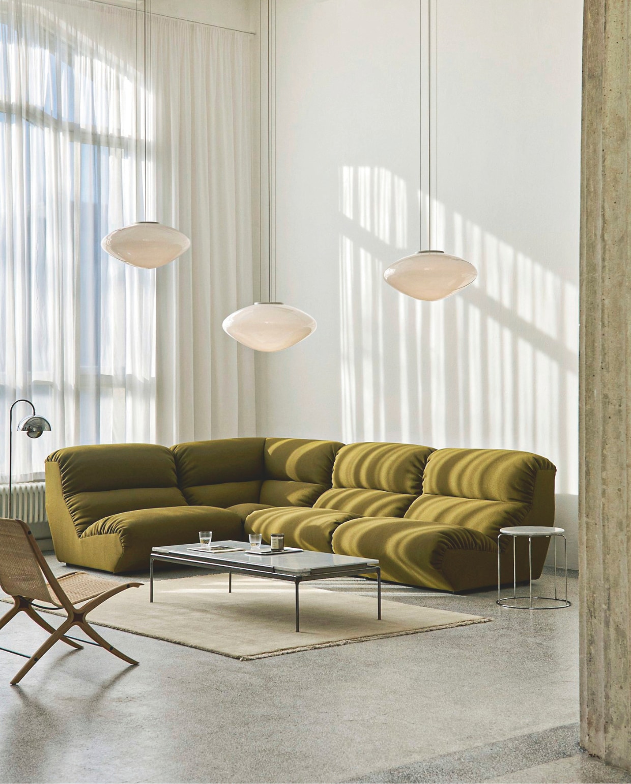 &Tradition bank Hi Lo, olivijngroen, ontworpen door Anderssen & Voll, 101,5x110x86 cm (bxdxh), prijs op aanvraag (andtradition.com). stijlvol wonen 8-2025 | tekst Lisette Gerbrands