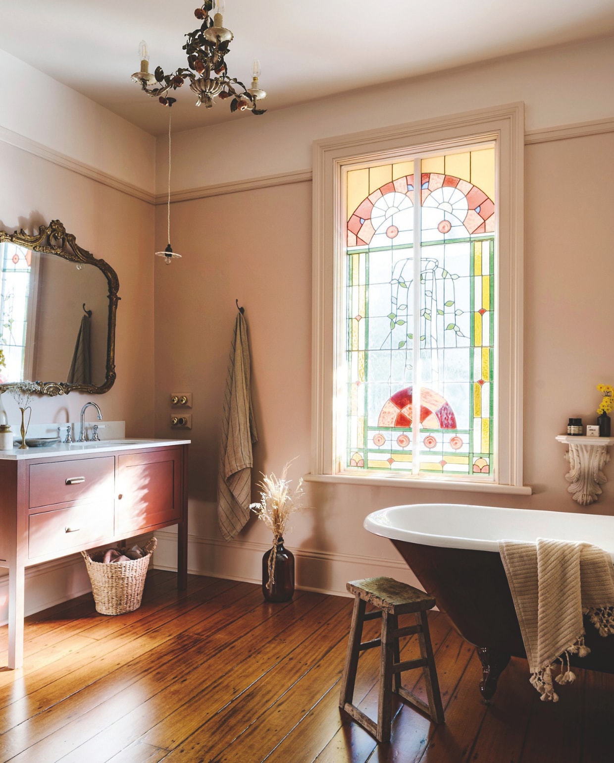 Wastafelmeubel Custom Cabinets Tasmania. Spiegel The Evandale Village Store. Hanglamp Devol. Mand Ikea. Bad Prodigg. Houten kruk The Vintage Rose. Vaas vintage. vtwonen landelijk 9-2025 | productie Living Inside | fotografie Marnie Hawson