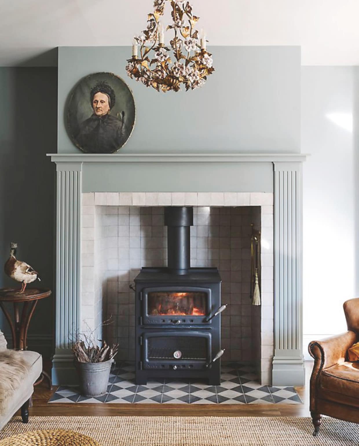 muurkleur Blue Spruce van Porter’s Paints, Vloerkleed Ikea, Zwart-witte vloertegels Jatana Interiors vtwonen landelijk 9-2025 | Productie Living Inside | Fotografie Marnie Hawson