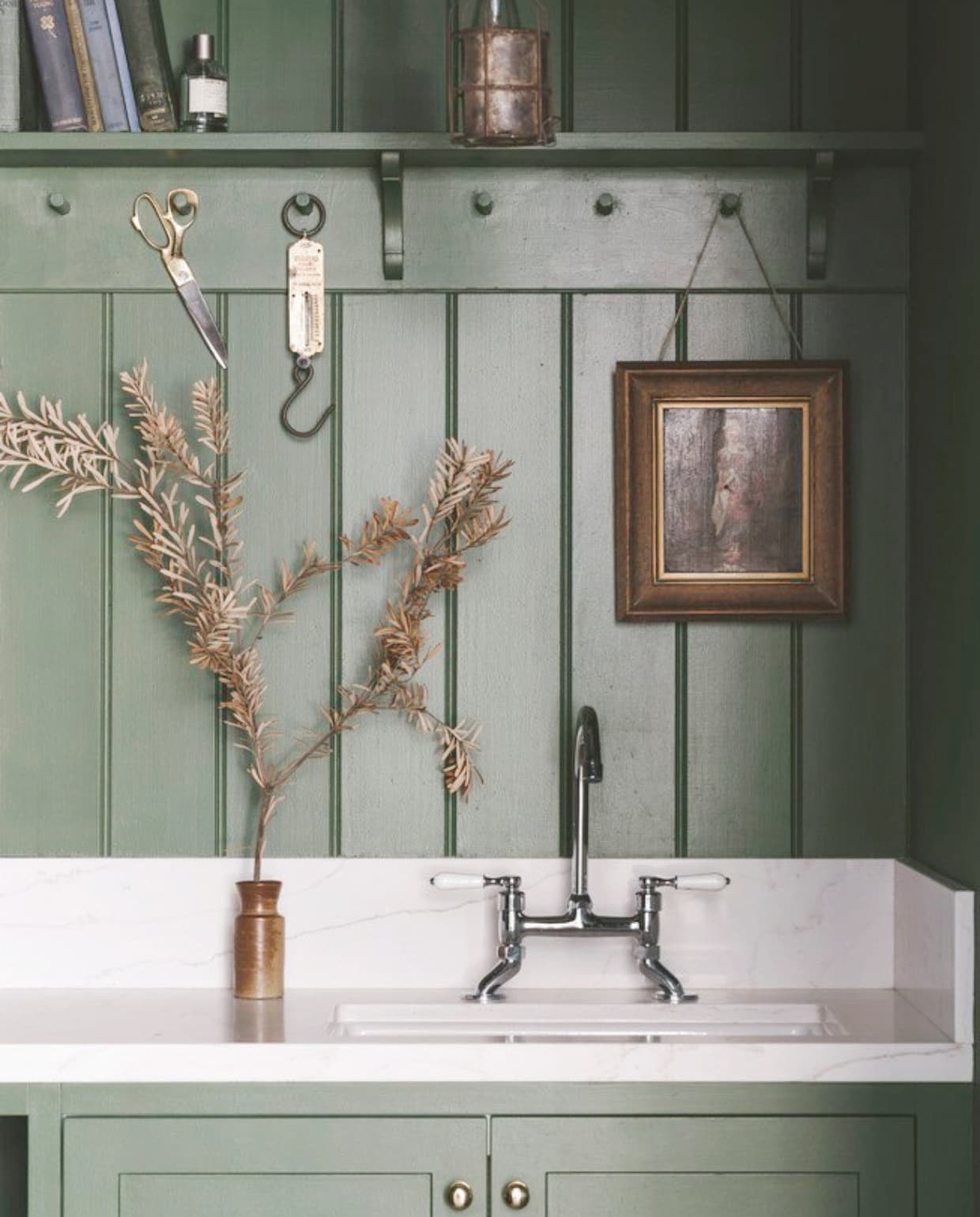 Antieke vaas Ink Pot. Wastafelmeubel Shaws of Darwen. Tegels Jatana Interiors. vtwonen landelijk 9-2025 | Productie Living Inside | Fotografie Marnie Hawson