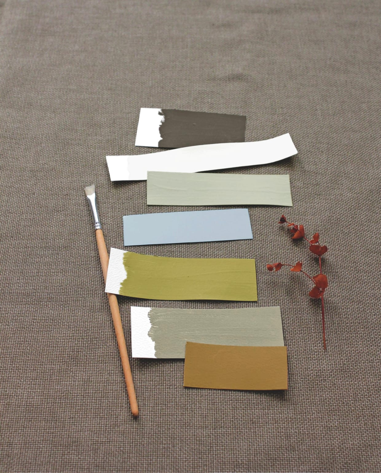 100% kokos (flexa.nl)<Loft White 222 (littlegreene.nl)Vert de Terre 234 (farrow-ball.com)Polar Blue (pure- original.com)Absinthe CC034 (cartecolori.nl)Scented Cumin 34 van Lab Paint (vestingh.nl)Mostarda CC039(cartecolori.nl) vtwonen landelijk 9-2025 | Productie Living Inside | Fotografie Marnie Hawson