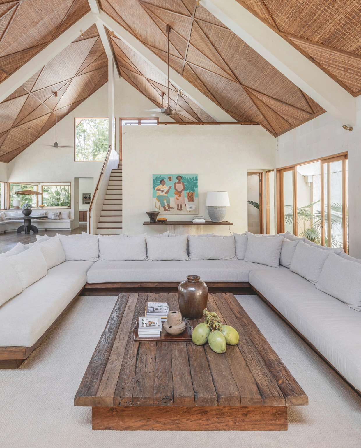 Om de verhoudingen te laten kloppen, zijn de meubels in deze grote ruimte op maat gemaakt. De salontafel en de houten basis voor de zitbank zijn van oud Balinees hout. vtwonen Landelijk 8-2025 | fotografie Sheila Man | tekstbewerking Marie Masureel