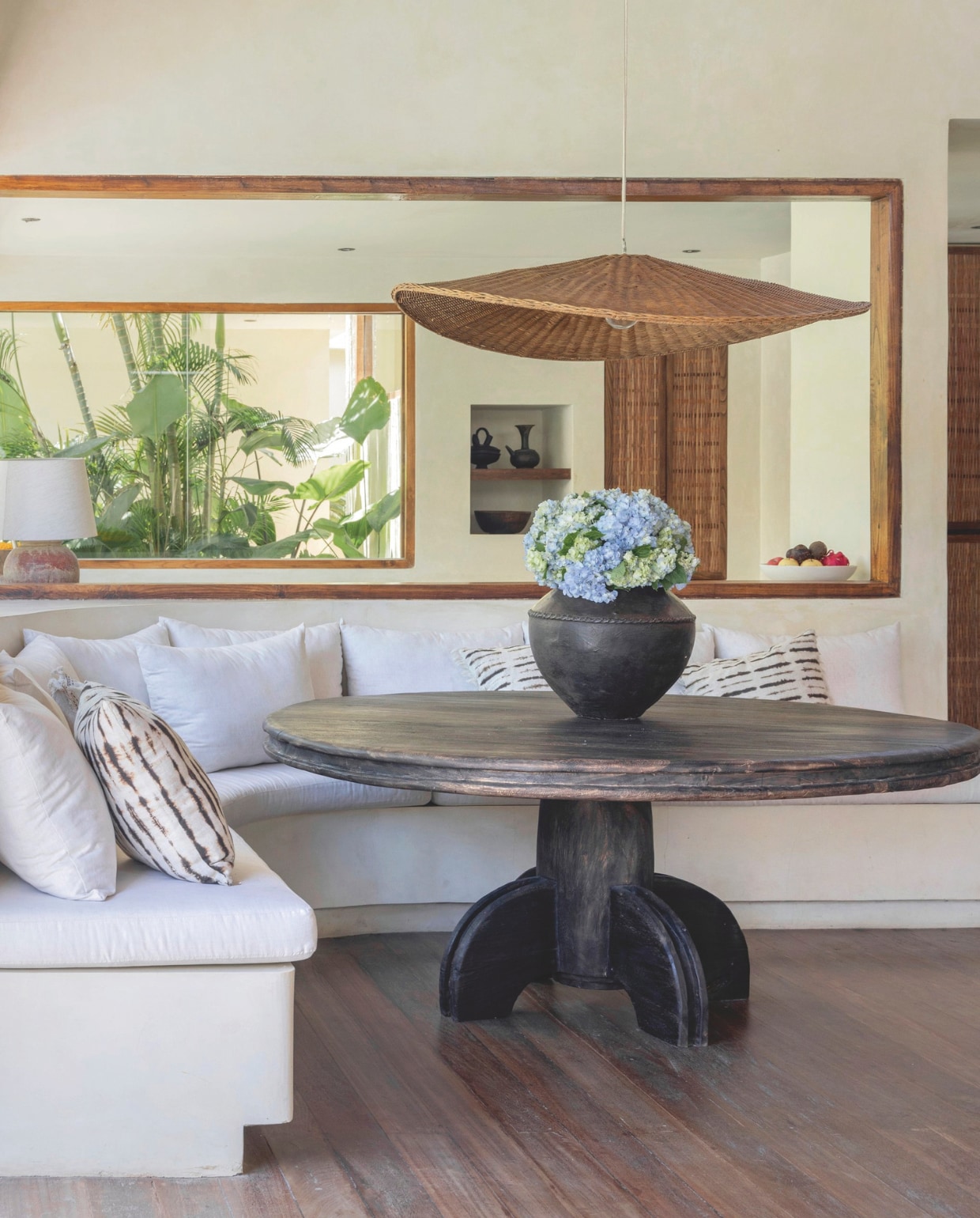 De tafel in de ontbijthoek is een antiek exemplaar uit Java, het hout krijgt de typische donkere kleur door het te verbranden. vtwonen Landelijk 8-2025 | fotografie Sheila Man | tekstbewerking Marie Masureel