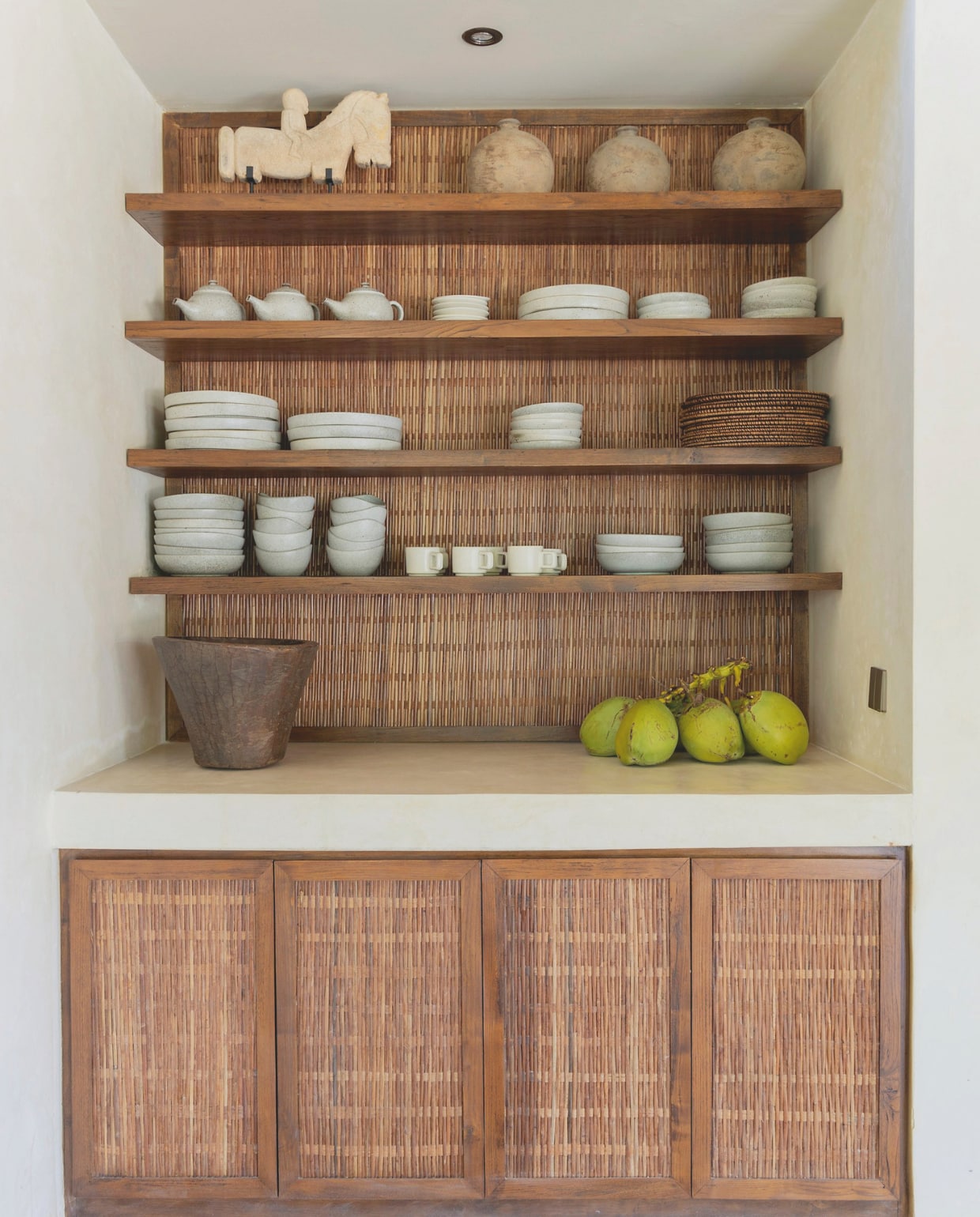 Het serviesgoed werd speciaal voor de villa gemaakt door Bali Keramik, in de bergen van Ubud. vtwonen Landelijk 8-2025 | fotografie Sheila Man | tekstbewerking Marie Masureel