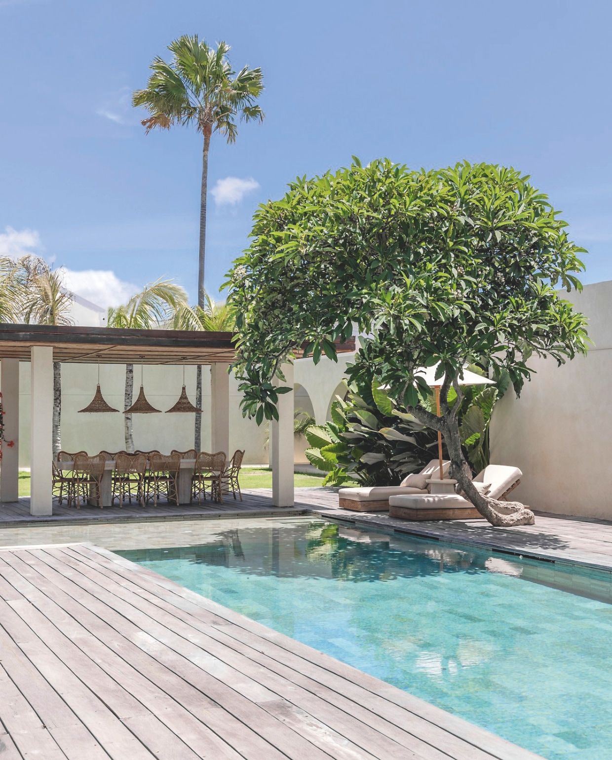 Rond het zwembad is ruimte gecreëerd om te spelen en te luieren. vtwonen Landelijk 8-2025 | fotografie Sheila Man | tekstbewerking Marie Masureel