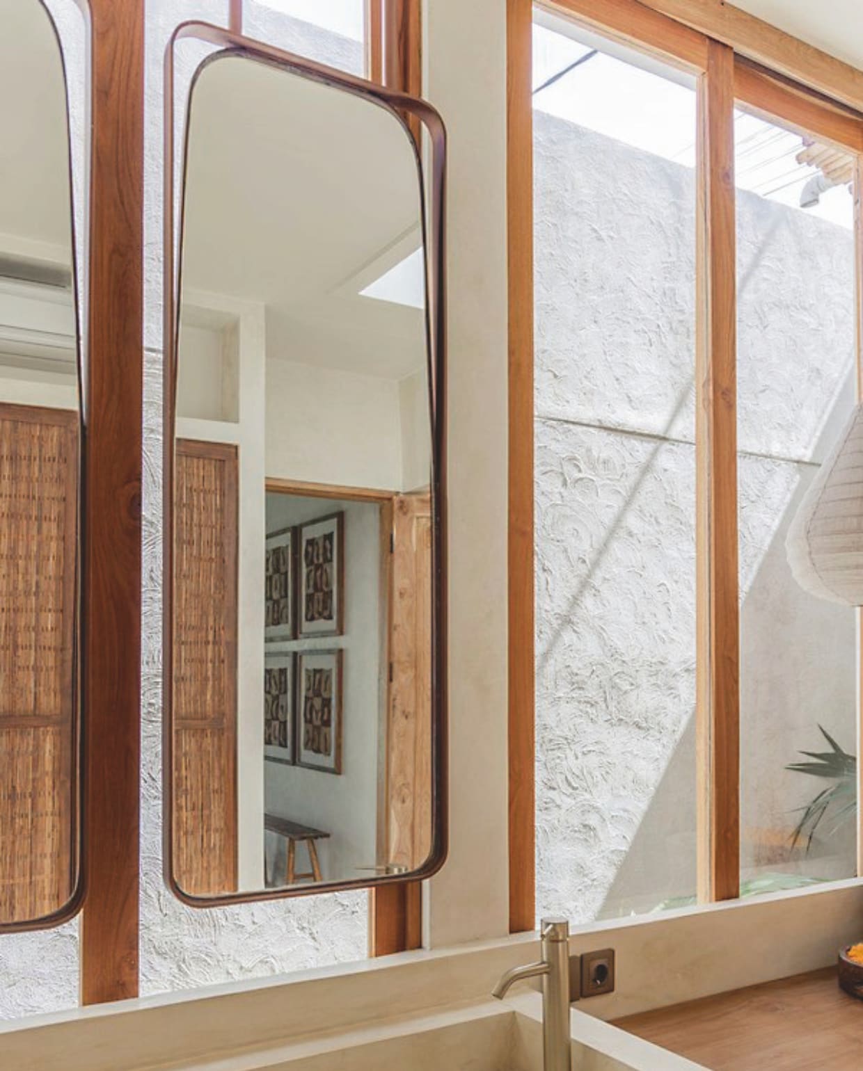 Alle muren zijn bekleed met gepolijst beton. Het gebruik van steen en beton zorgt voor de nodige frisheid, wat in het warme Balinese klimaat voor een aangename verkoeling zorgt. vtwonen Landelijk 8-2025 | fotografie Sheila Man | tekstbewerking Marie Masureel