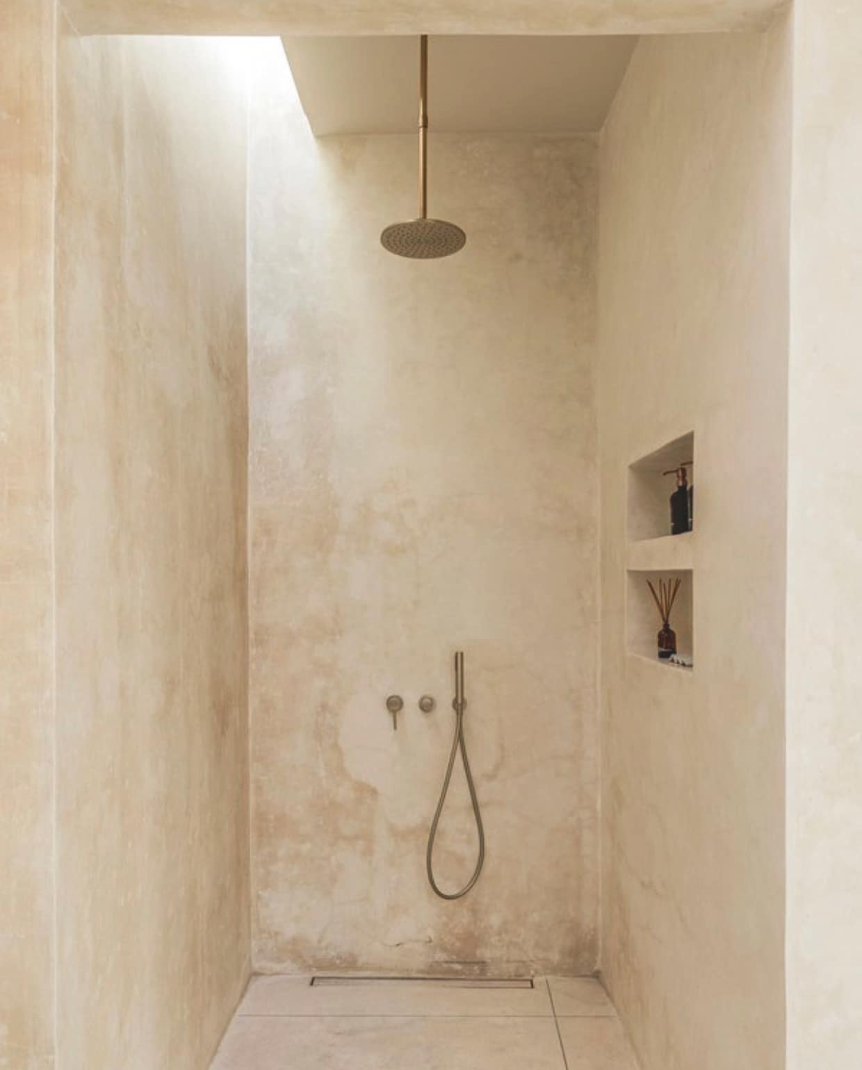 Alle muren zijn bekleed met gepolijst beton. Het gebruik van steen en beton zorgt voor de nodige frisheid, wat in het warme Balinese klimaat voor een aangename verkoeling zorgt. vtwonen Landelijk 8-2025 | fotografie Sheila Man | tekstbewerking Marie Masureel