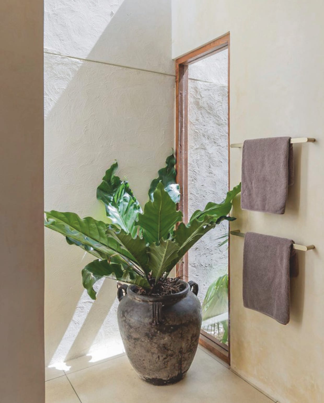 Alle muren zijn bekleed met gepolijst beton. Het gebruik van steen en beton zorgt voor de nodige frisheid, wat in het warme Balinese klimaat voor een aangename verkoeling zorgt. vtwonen Landelijk 8-2025 | fotografie Sheila Man | tekstbewerking Marie Masureel