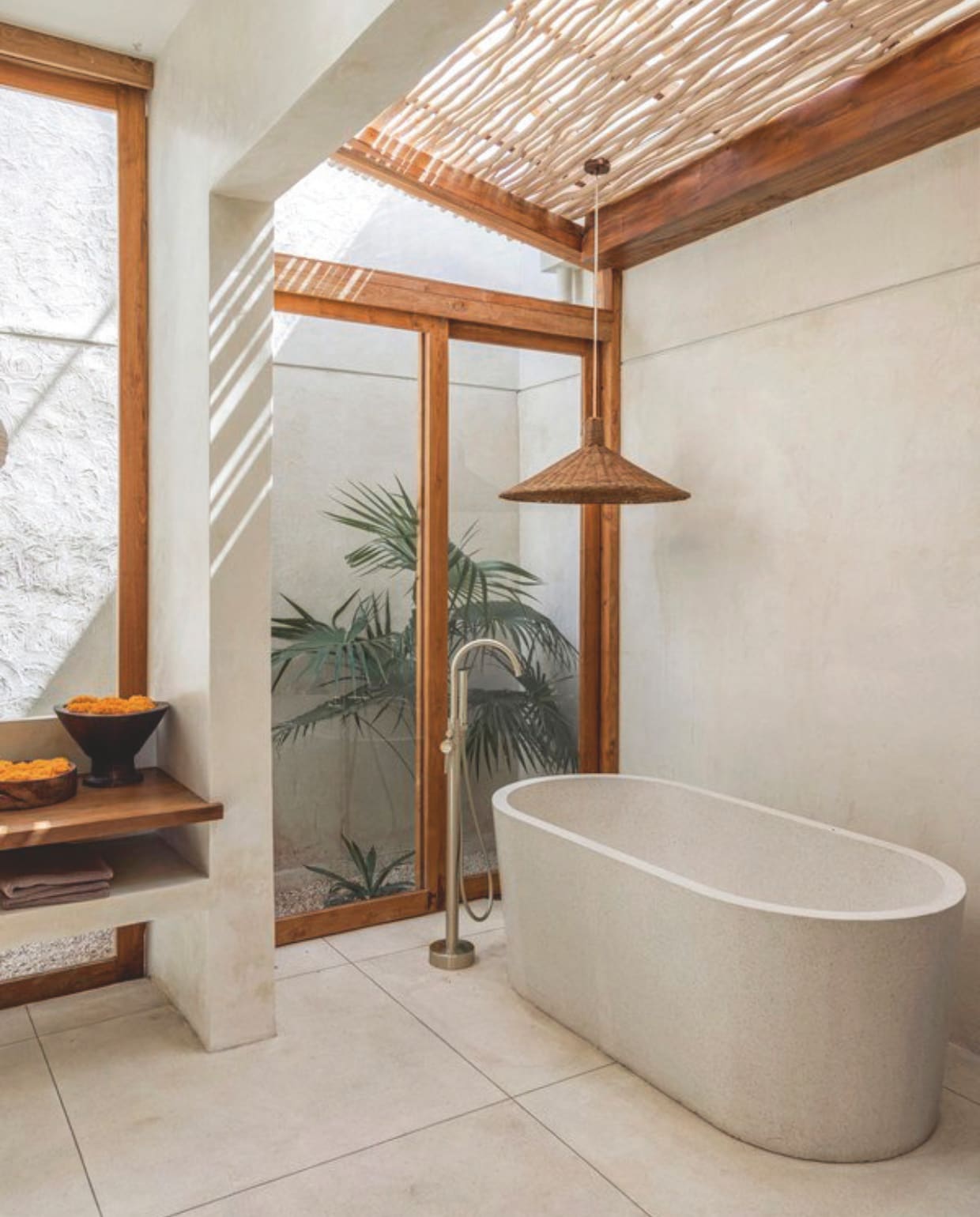 Alle muren zijn bekleed met gepolijst beton. Het gebruik van steen en beton zorgt voor de nodige frisheid, wat in het warme Balinese klimaat voor een aangename verkoeling zorgt. vtwonen Landelijk 8-2025 | fotografie Sheila Man | tekstbewerking Marie Masureel