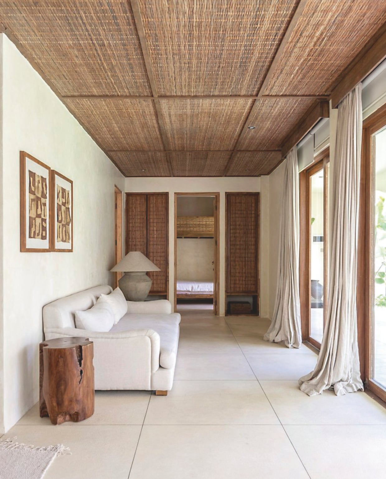 Her en der staan houten krukjes die gebruikt worden als bijzettafeltje of nachtkastje. De kruiken komen van een lokale markt. Van sommige liet Zoe sfeerlampen maken. vtwonen Landelijk 8-2025 | fotografie Sheila Man | tekstbewerking Marie Masureel