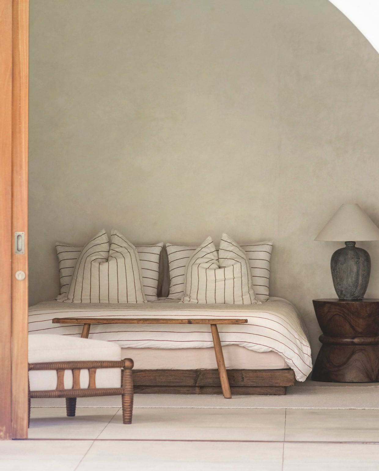 De herkenbare stijl van het hoofdgebouw werd in het gastenverblijf doorgetrokken: Frans bedlinnen, handgeknoopte vloerkleden en accenten in donker hout. vtwonen Landelijk 8-2025 | fotografie Sheila Man | tekstbewerking Marie Masureel