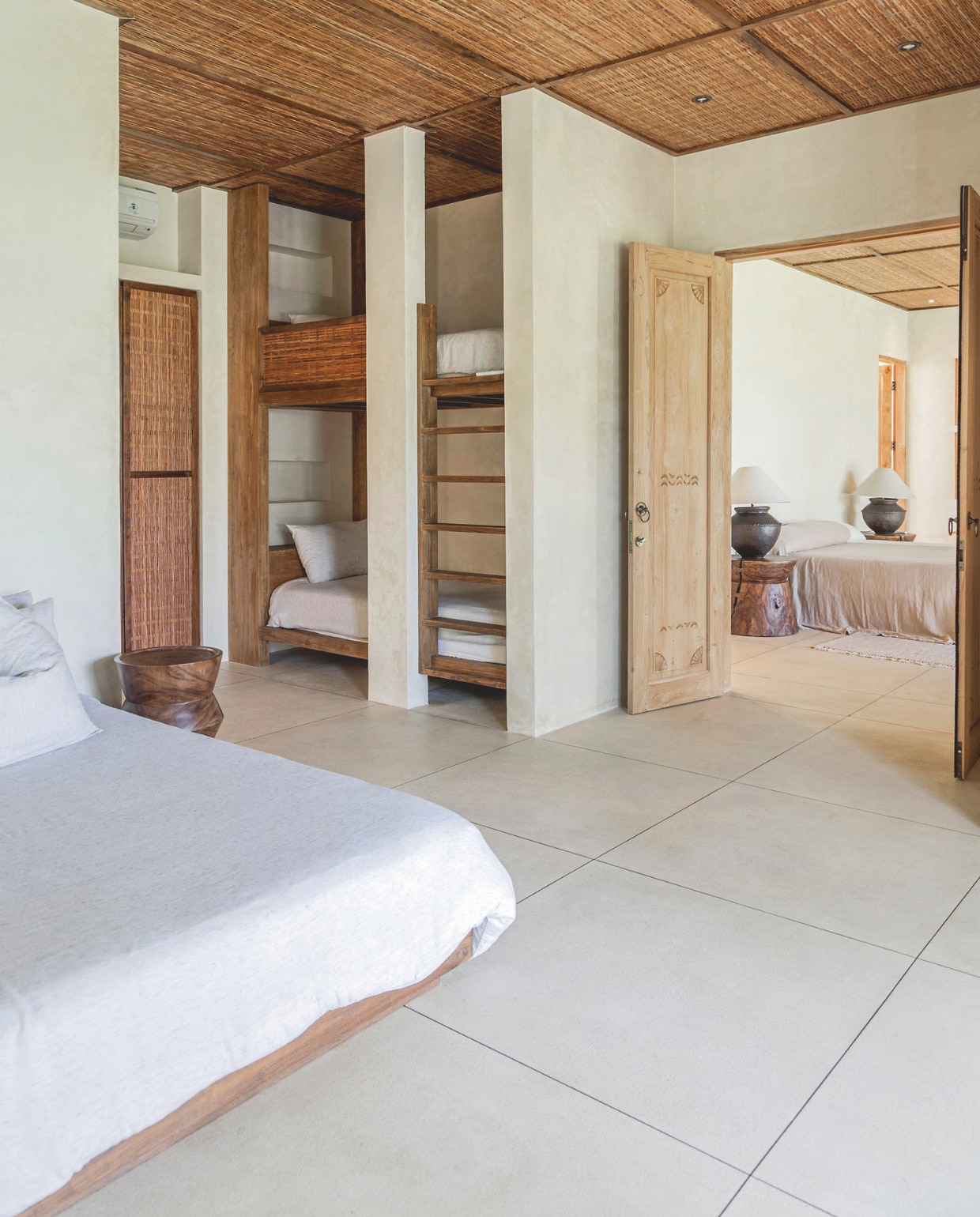 Vanuit de masterbedroom heb je toegang tot de twee kinderslaapkamers. Daar is telkens, naast een tweepersoonsbed, ook plek voor een stapelbed. vtwonen Landelijk 8-2025 | fotografie Sheila Man | tekstbewerking Marie Masureel