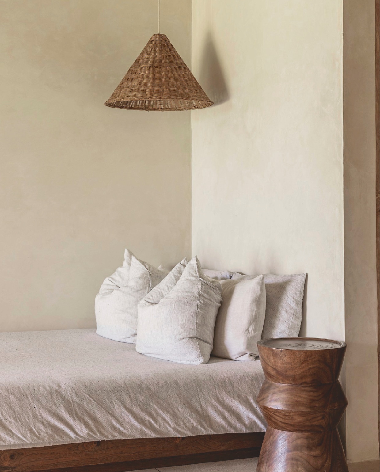 Om in de hitte comfortabel te slapen, is linnen beddengoed de beste optie. Zoe koos voor Frans linnen van het merk Cultiver dat ze uit haar thuisland meebracht. vtwonen Landelijk 8-2025 | fotografie Sheila Man | tekstbewerking Marie Masureel