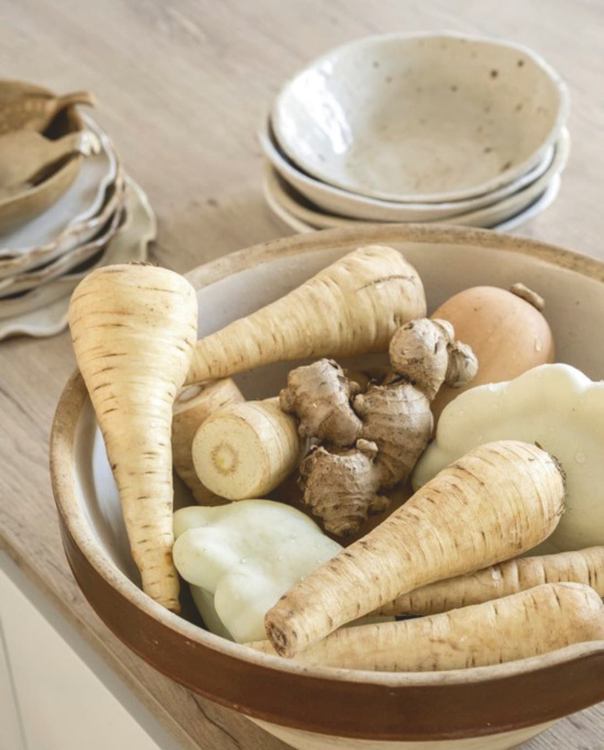 De groenten liggen in een brocante schaal. vtwonen Landelijk 10-2025 | styling Marianne Luning | fotografie Stan Koolen | tekst Anneleen Peeters