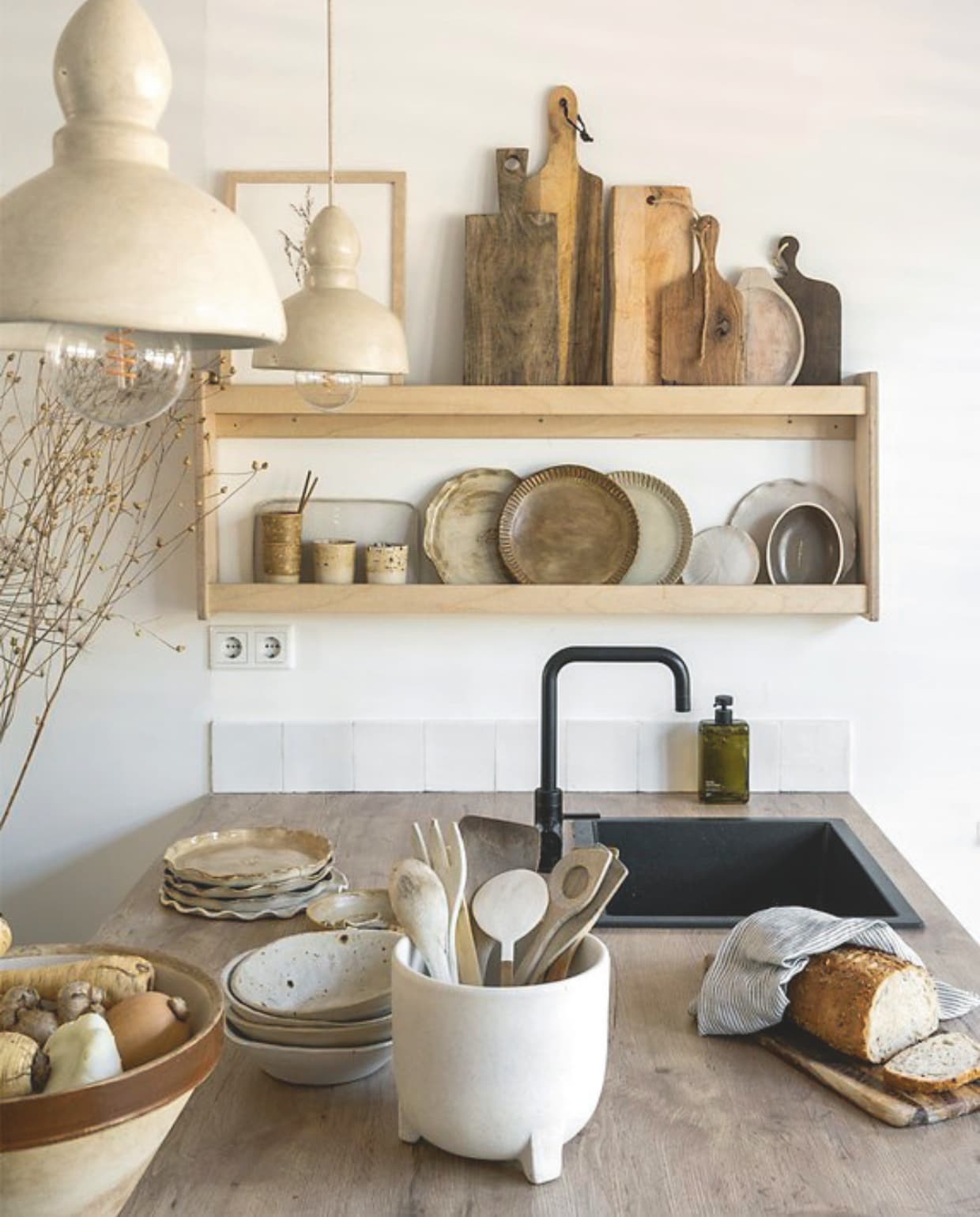 Lampen Household Hardware. Rek Liova Design. Kunstwerk Huize Jolie. Planken onder andere Humdakin en Robuust Maatwerk. vtwonen Landelijk 10-2025 | styling Marianne Luning | fotografie Stan Koolen | tekst Anneleen Peeters