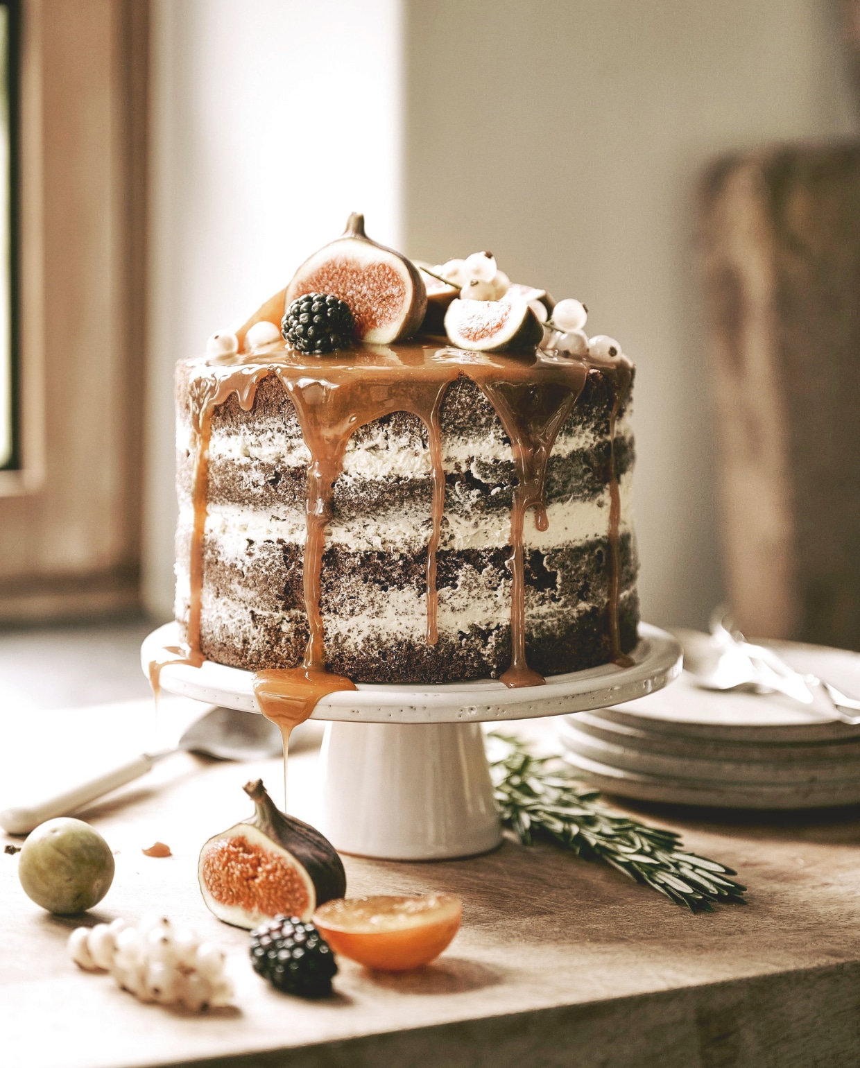 Chai naked cake met vijgen & winterse kruiden vtwonen Landelijk KERST 10-2025 | styling Sanne Ketelaar | fotografie Sjoerd Eickmans