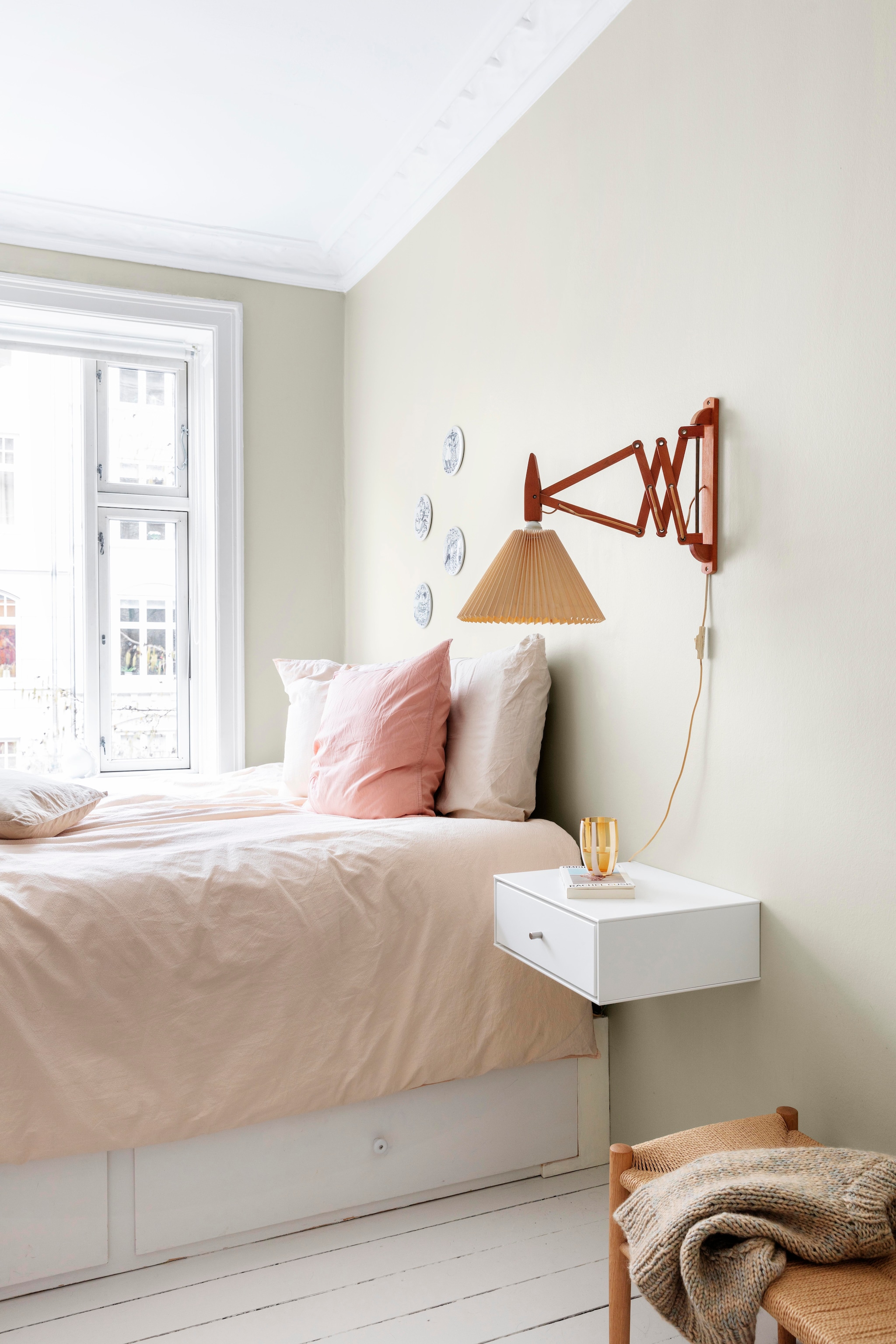 Bed gemaakt door timmerman. Wandtafel Montana Furniture. Lamp Le Klint. Bankje J83b van Jørgen Baekmark. Glas Zafferano Italia. Borden Bjørn Wiinblad. vtwonen 01-2026 | productie Living Inside | styling Rikke Graff Juel | fotografie Christina Kayser O.