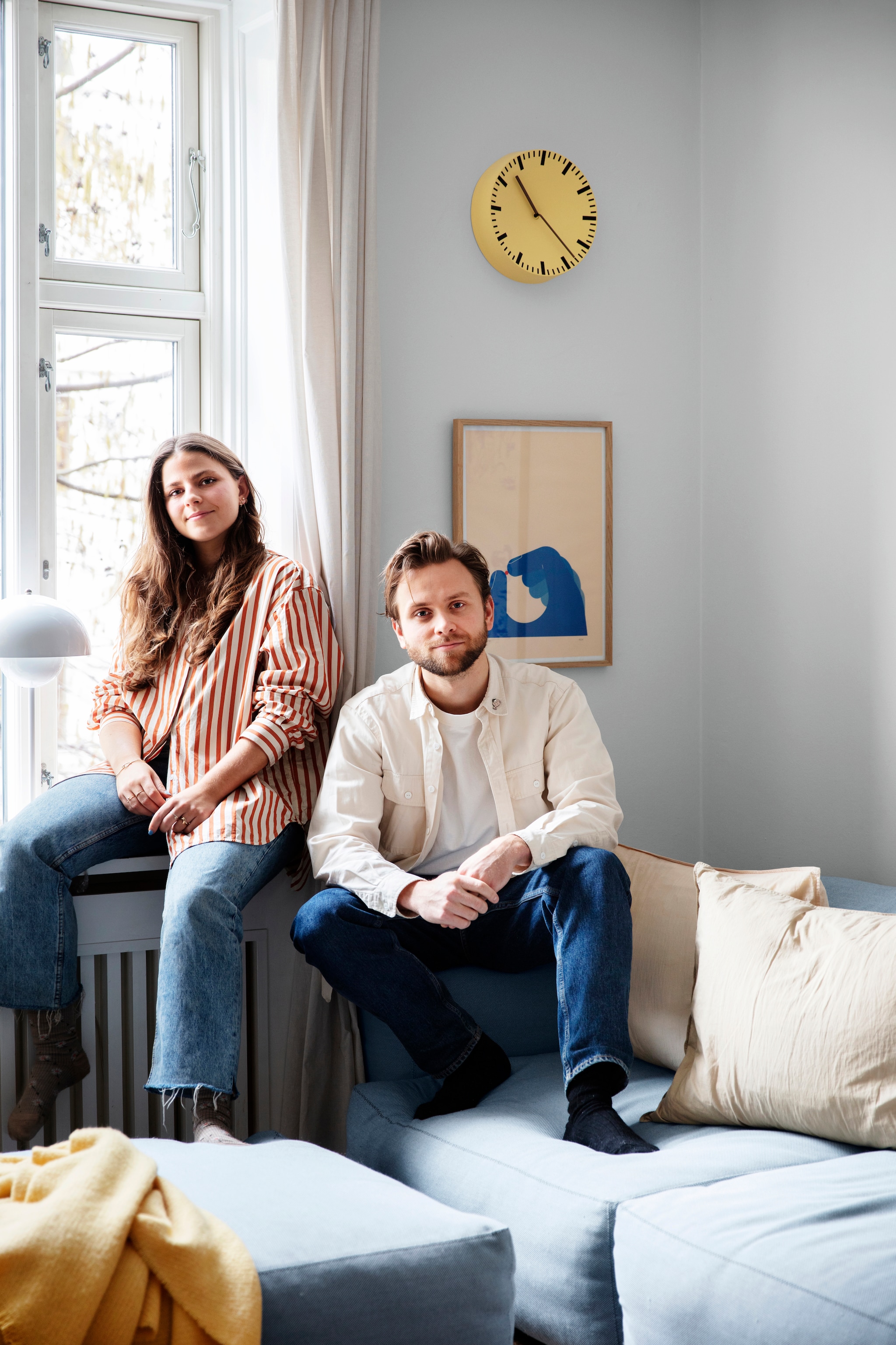 Bank, klok, plaid Hay. Kussens Aiayu. Tafellamp Flower Pot van Verner Panton. vtwonen 01-2026 | productie Living Inside | styling Rikke Graff Juel | fotografie Christina Kayser O.