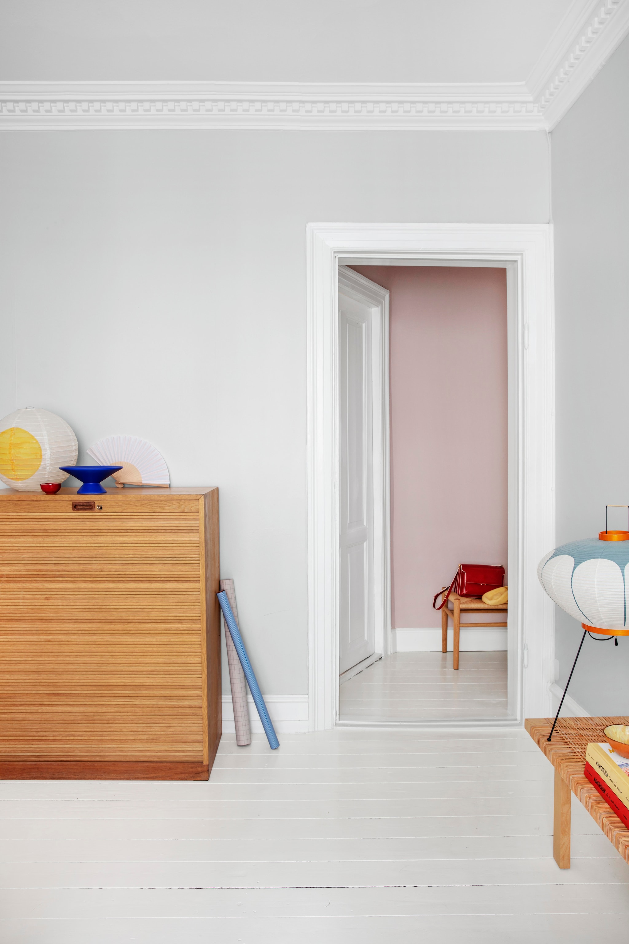 Kast uit de Deense staatsgevangenis. Lamp Akari 9ad van Isamu Noguchi. Bollamp gekocht in Japan. Bankje Ikea. vtwonen 01-2026 | productie Living Inside | styling Rikke Graff Juel | fotografie Christina Kayser O.