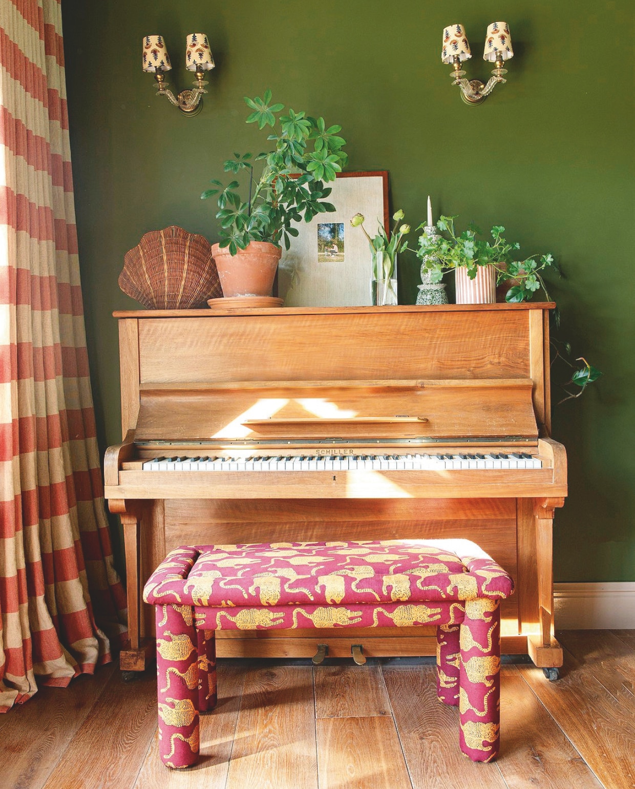 Muurkleur Bancha van Farrow & Ball. Piano gratis opgehaald via Marktplaats. Gordijnen gemaakt met linnen stof van Bemz, wandlampen antiekmarkt, kapjes van CheLuz. Pianokruk zelfgemaakt en bekleed met blockprint plaid van Doing Goods. Rieten schelp kringloop. Lijst met passe-partout Passe-partout shop. vtwonen DIY special 03-2025 | fotografie Caroline Coehorst