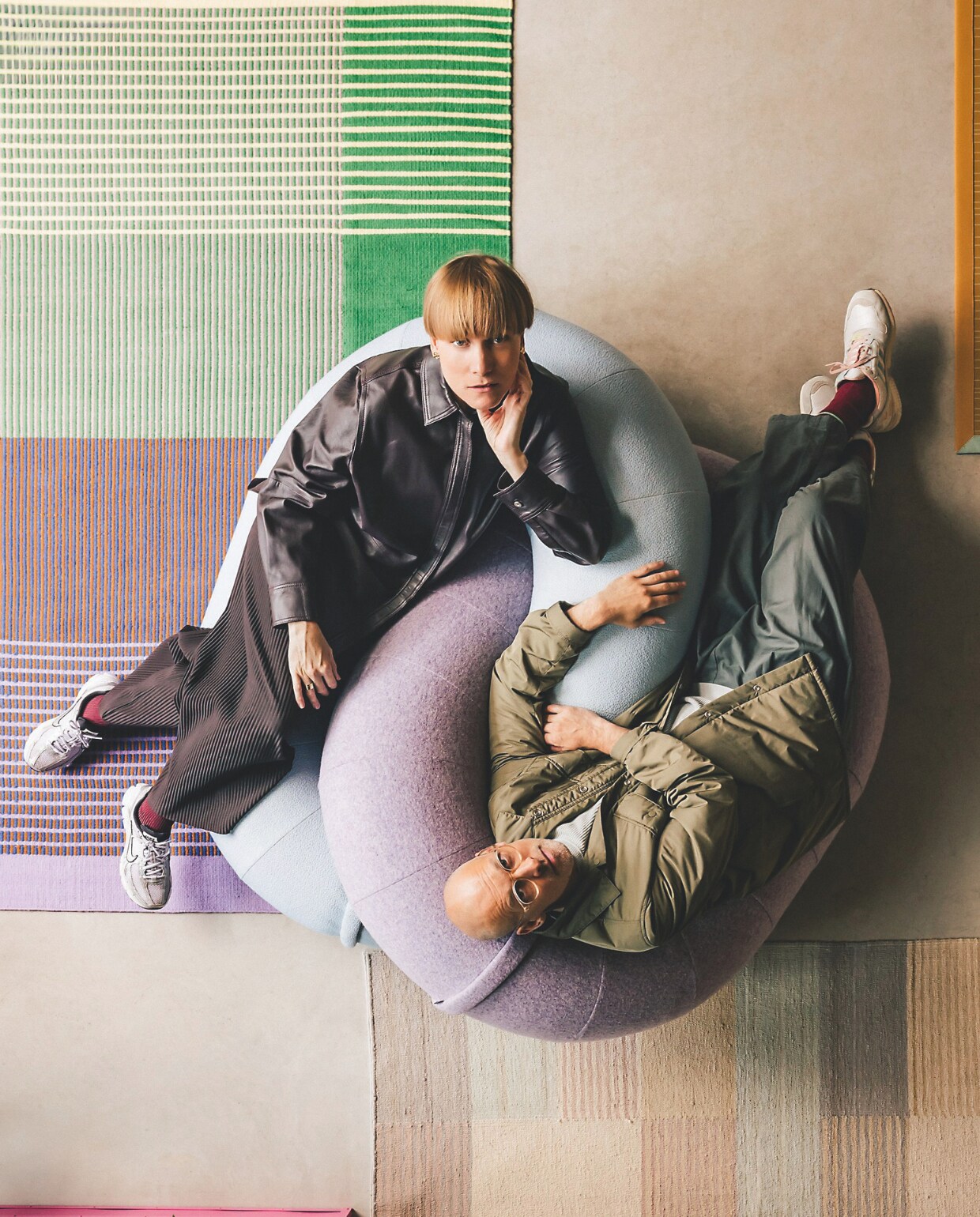 Eigen ontwerpen: bank Link voor Sancal, vloerkleed links Tesammans voor Ikea en vloerkleed rechts Blend voor Nanimarquina. De vloer is beton. Daniera draagt een outfit van Cos. stijlvol wonen 8-2025 | fotografie Katoo Peeters