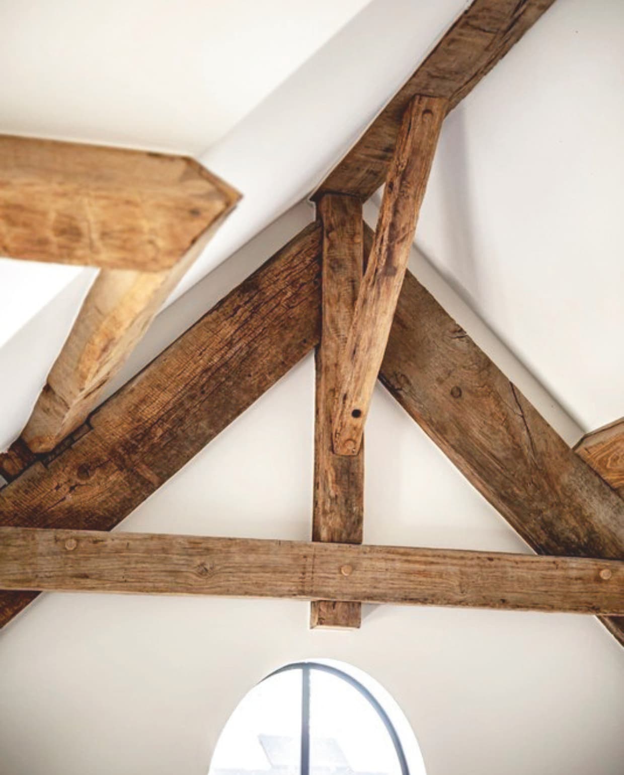 Historisch Hout balken, oud eiken, diverse afmetingen, prijs op aanvraag (historischhout.nl). vtwonen landelijk 10-2025 | productie Living Inside | styling Natalie Walton  | fotografie Lynden Foss