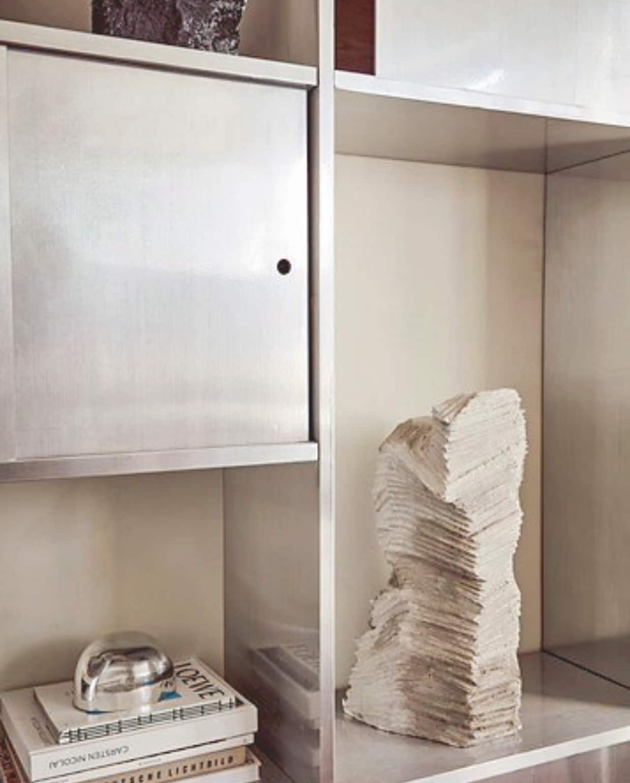 Kast Lådmakare met schuifdeuren 238x35x212 cm (ikea.com) vtwonen DIY special 03-2025 | styling Sanne Ketelaar | fotografie Peggy Janssen