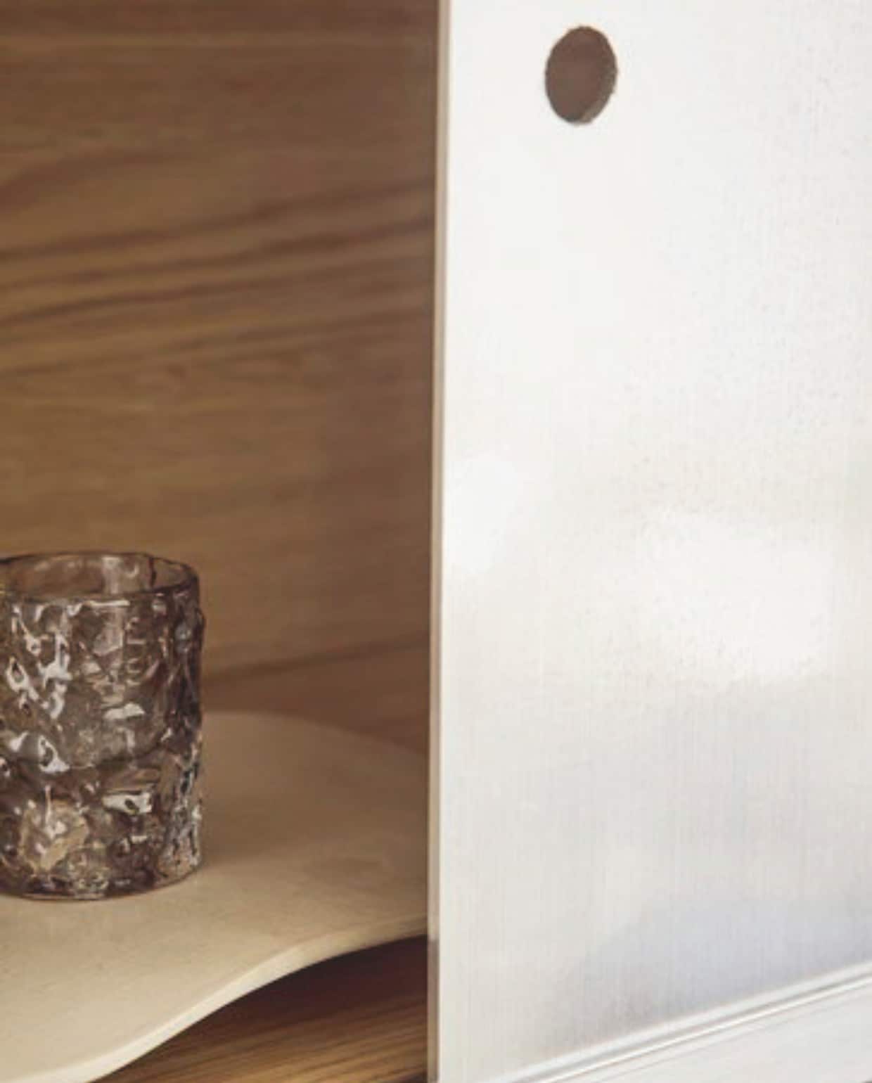 Kast Lådmakare met schuifdeuren 238x35x212 cm (ikea.com) vtwonen DIY special 03-2025 | styling Sanne Ketelaar | fotografie Peggy Janssen