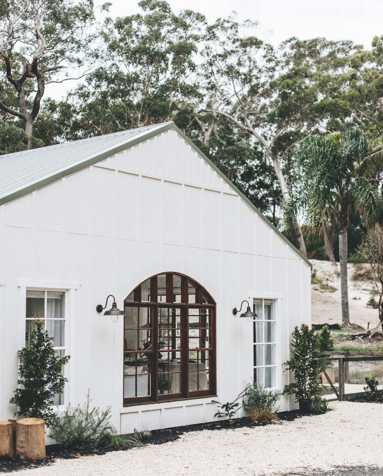 Gebogen roederaam Facebook Marketplace. Kleur gevel White Beach van Dulux. Soortgelijke wandlamp Sepino 73716 van Lumidora. vtwonen landelijk 10-2025 | fotografie Abbie Melle