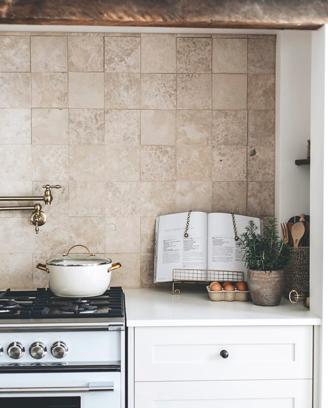 Keukenkastjes geschilderd in Vintage Beige van Dulux. vtwonen landelijk 10-2025 | fotografie Abbie Melle