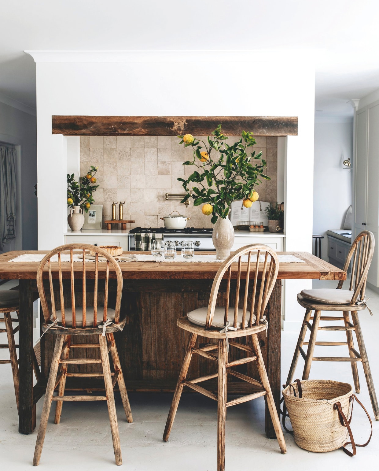 Keukenkrukken vintage. Eiland van oud hout gemaakt door Ryley. Soortgelijke rieten mand Dille & Kamille. vtwonen landelijk 10-2025 | fotografie Abbie Melle