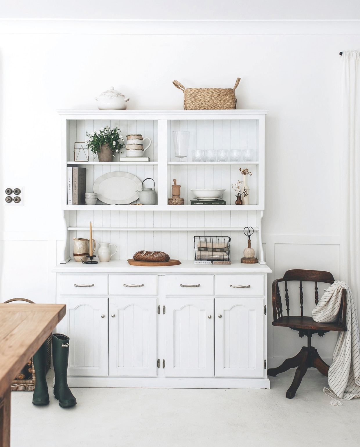 Servieskast vintage. Stoel antiek, soortgelijke Reliving. Vergelijkbare laarzen Aigle. vtwonen landelijk 10-2025 | fotografie Abbie Melle
