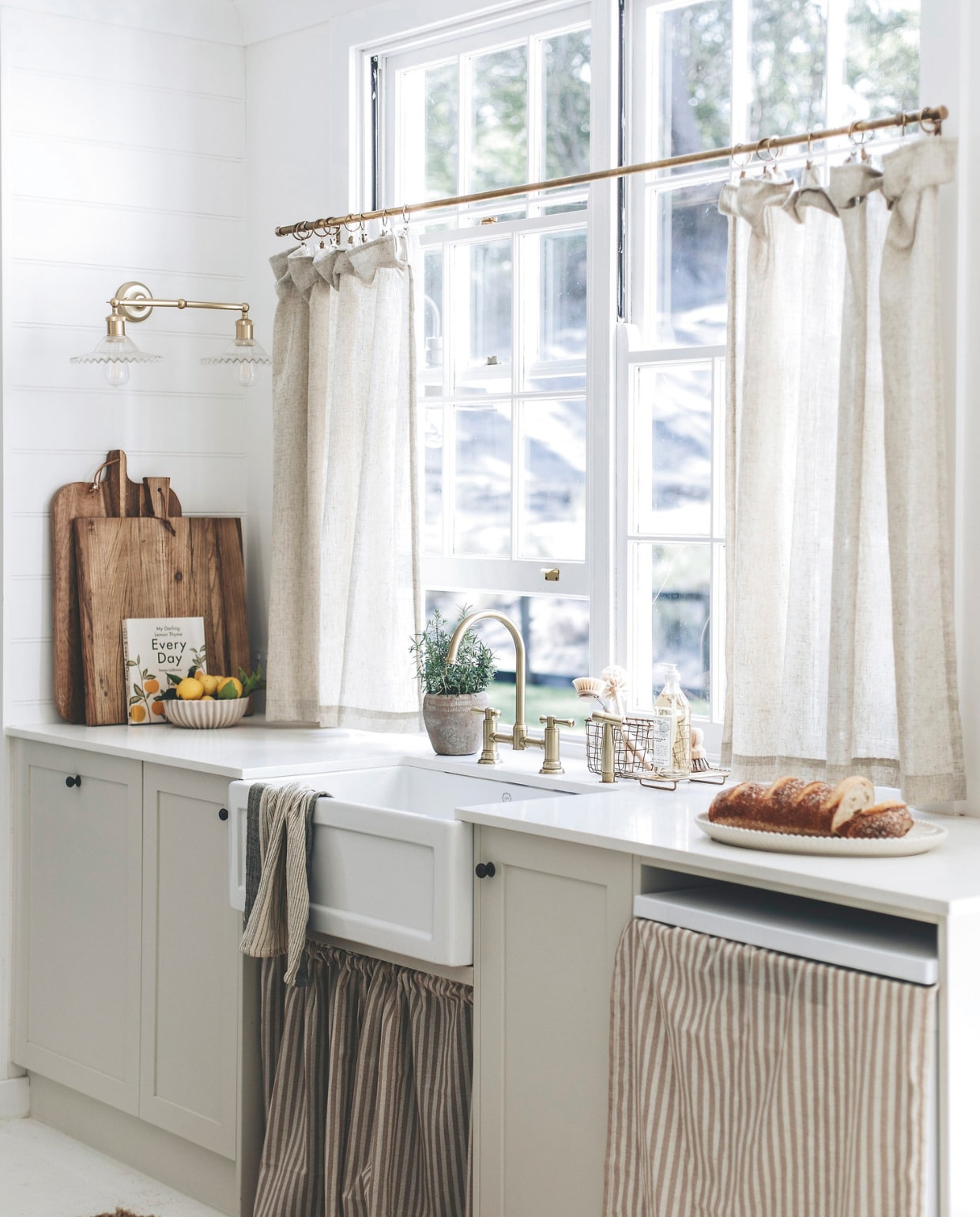 Keukenkastjesgeschilderd in Vintage Beige van Dulux. Knoppen Tradco. Soortgelijk: messing gordijnroedes Weijntjes, linnen stoffen degrootstoffen.nl, wandlamp Loft31. vtwonen landelijk 10-2025 | fotografie Abbie Melle