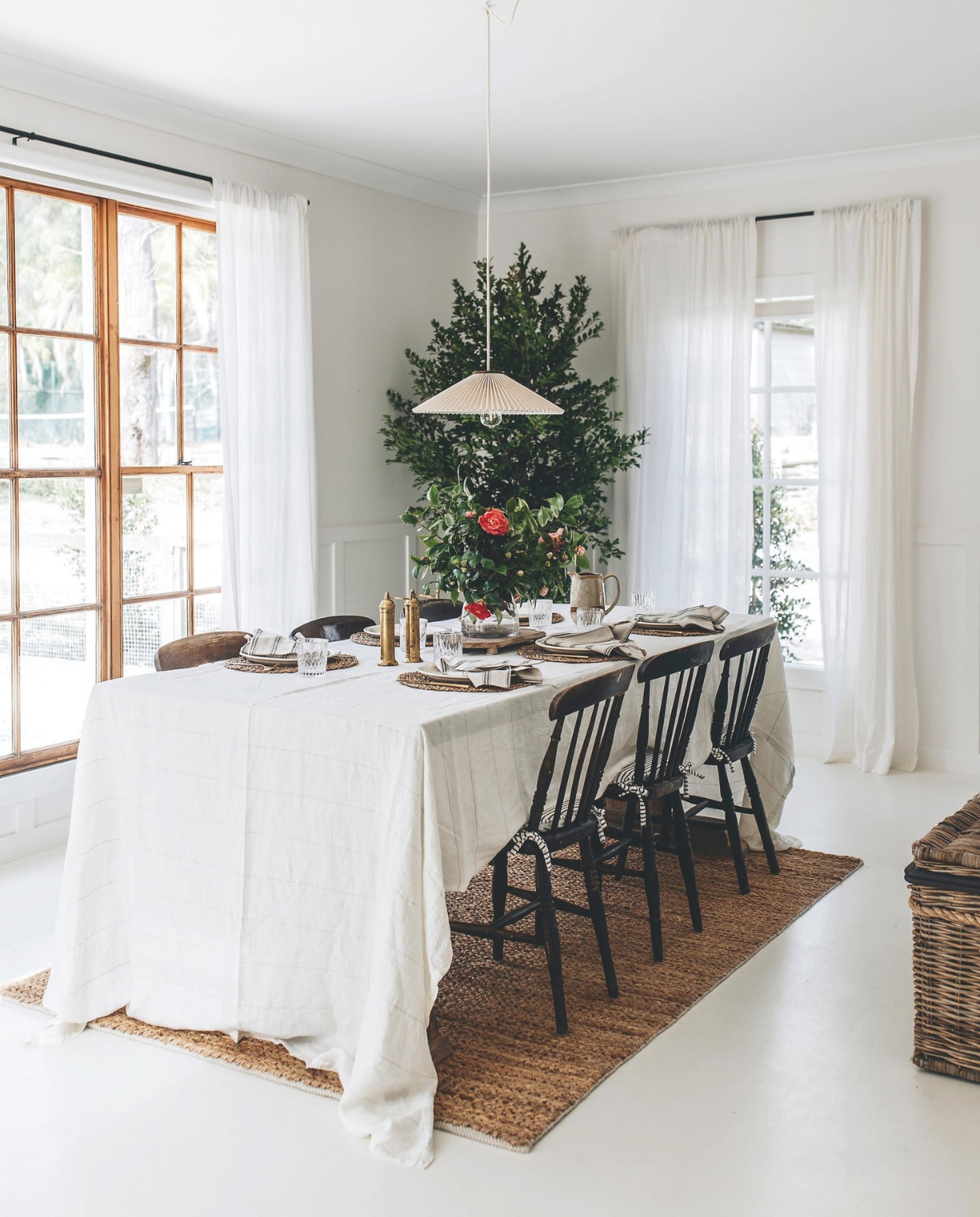 Eettafelstoelen vintage. Soortgelijk: tafelkleed Dille & Kamille, hanglamp Matin van Hay, vloerkleed Zara Home. vtwonen landelijk 10-2025 | fotografie Abbie Melle