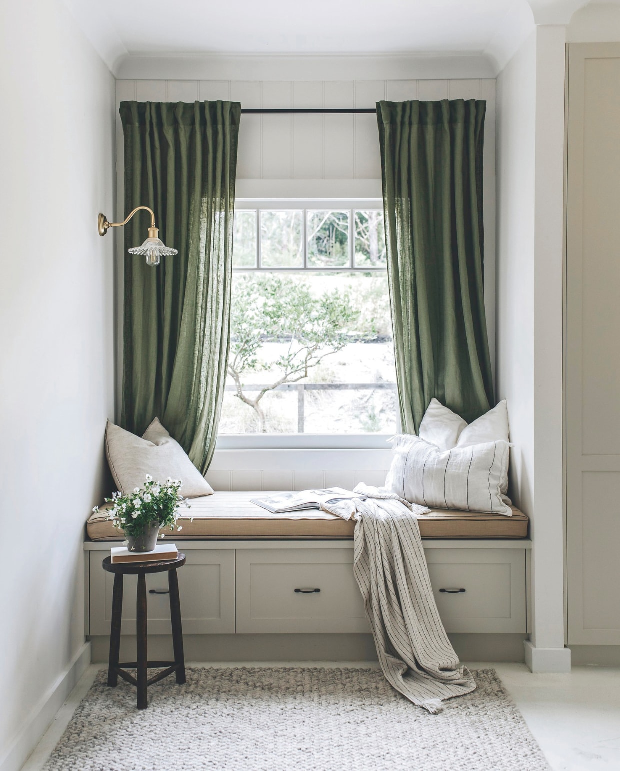 Bank maatwerk. Kruk vintage. Soortgelijk: gordijnen Kwantum, kussens Jysk. vtwonen landelijk 10-2025 | fotografie Abbie Melle